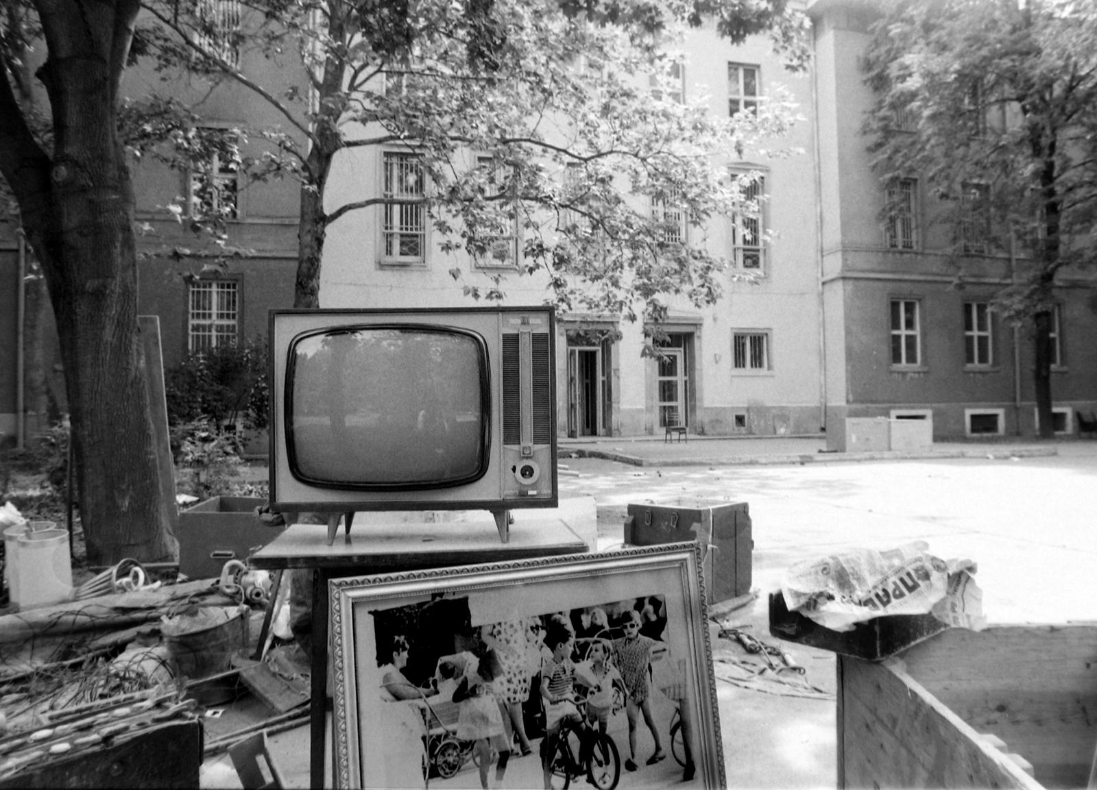 Magyarország, Budapest XVI., a Hunyadvár utca – Bökényföldi út – Újszász utca – Diósy Lajos utca által határolt terület. A felvétel 1991-ben az egykori mátyásföldi szovjet laktanyában készült., 1990, Prohászka Imre, lomtalanítás, Budapest, televízió, Fortepan #289351