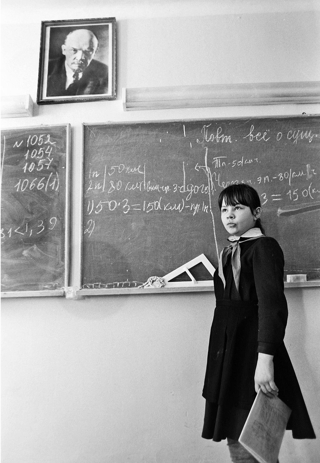 1990, Prohászka Imre, blackboard, learning, Lenin-portrayal, tie, Cyrillic alphabet, Fortepan #289356