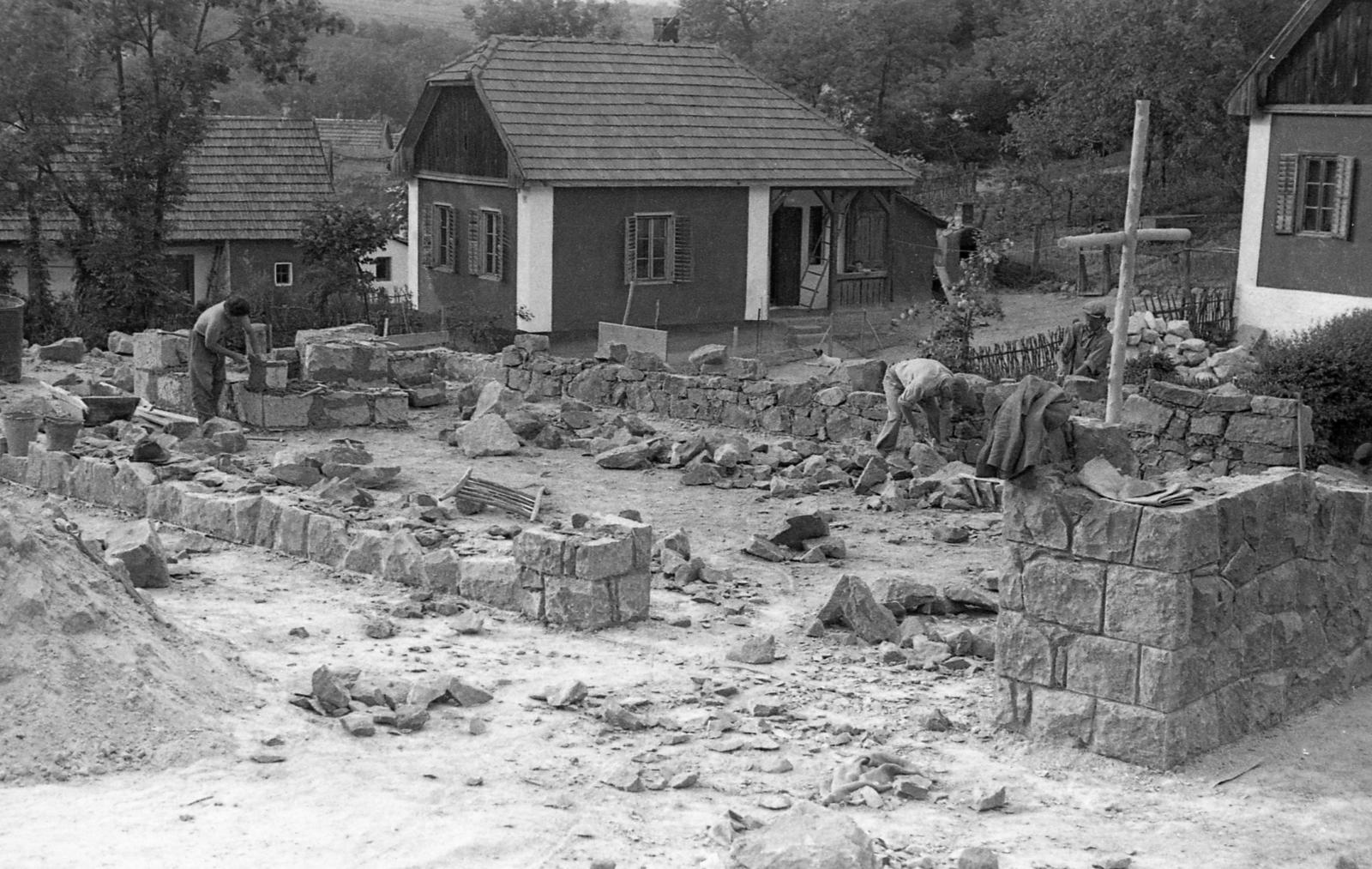 Hungary, Cserépváralja, Munkácsy Mihály utca (Felszabadítók útja), a Munkás Szent József-templom építkezése (tervező Csaba László, 1961.)., 1961, Csaba László örökösei, freestone, construction, Fortepan #289371