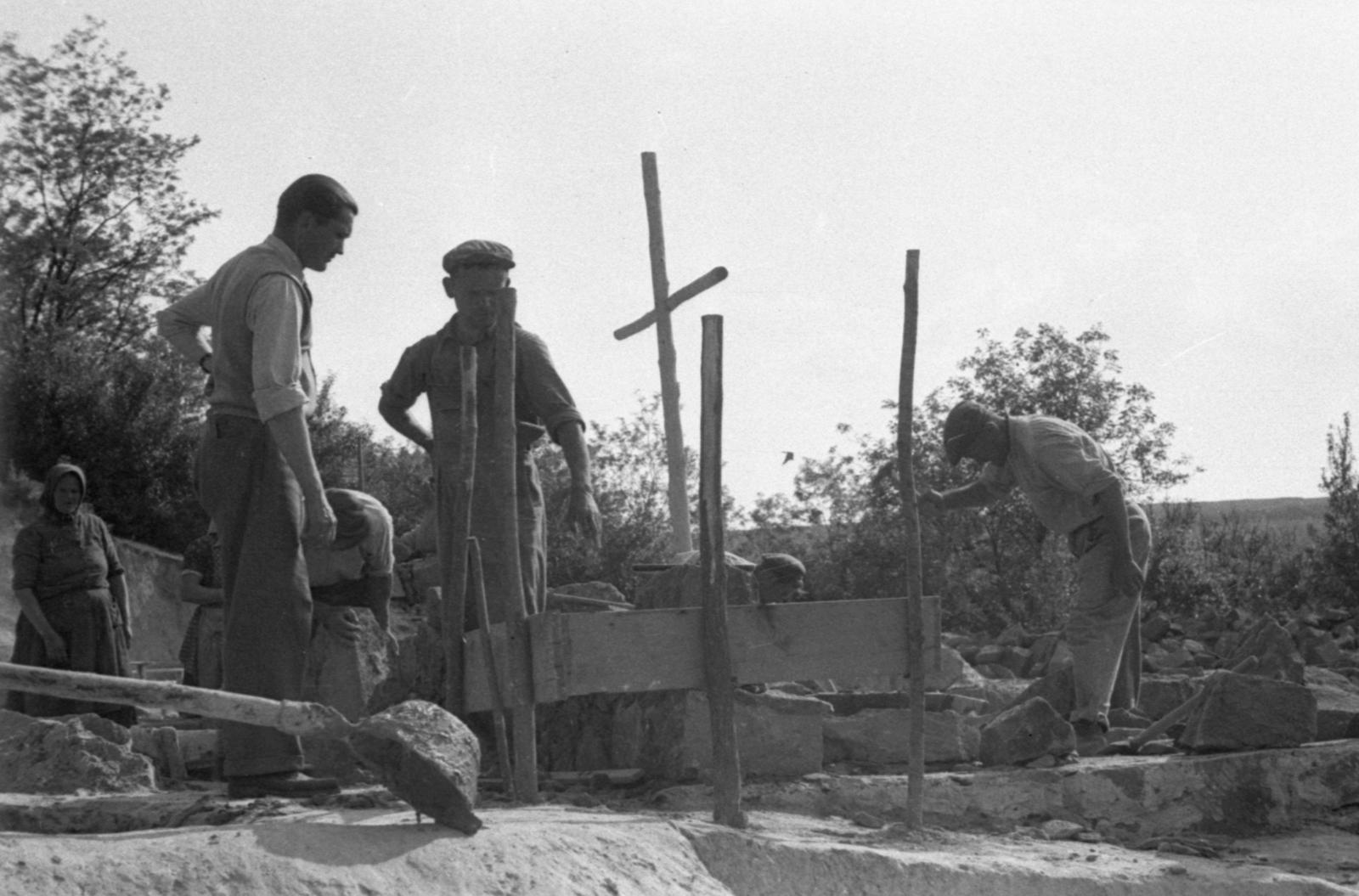 Hungary, Cserépváralja, Munkácsy Mihály utca (Felszabadítók útja), a Munkás Szent József-templom építkezése (tervező Csaba László, 1961.)., 1961, Csaba László örökösei, plaster pan, Fortepan #289375
