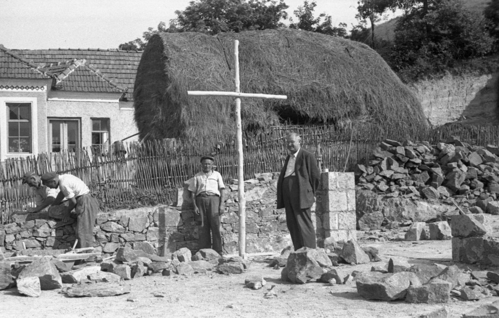 Hungary, Cserépváralja, Munkácsy Mihály utca (Felszabadítók útja), a Munkás Szent József-templom építkezése (tervező Csaba László, 1961.)., 1961, Csaba László örökösei, Best of, freestone, Fortepan #289376