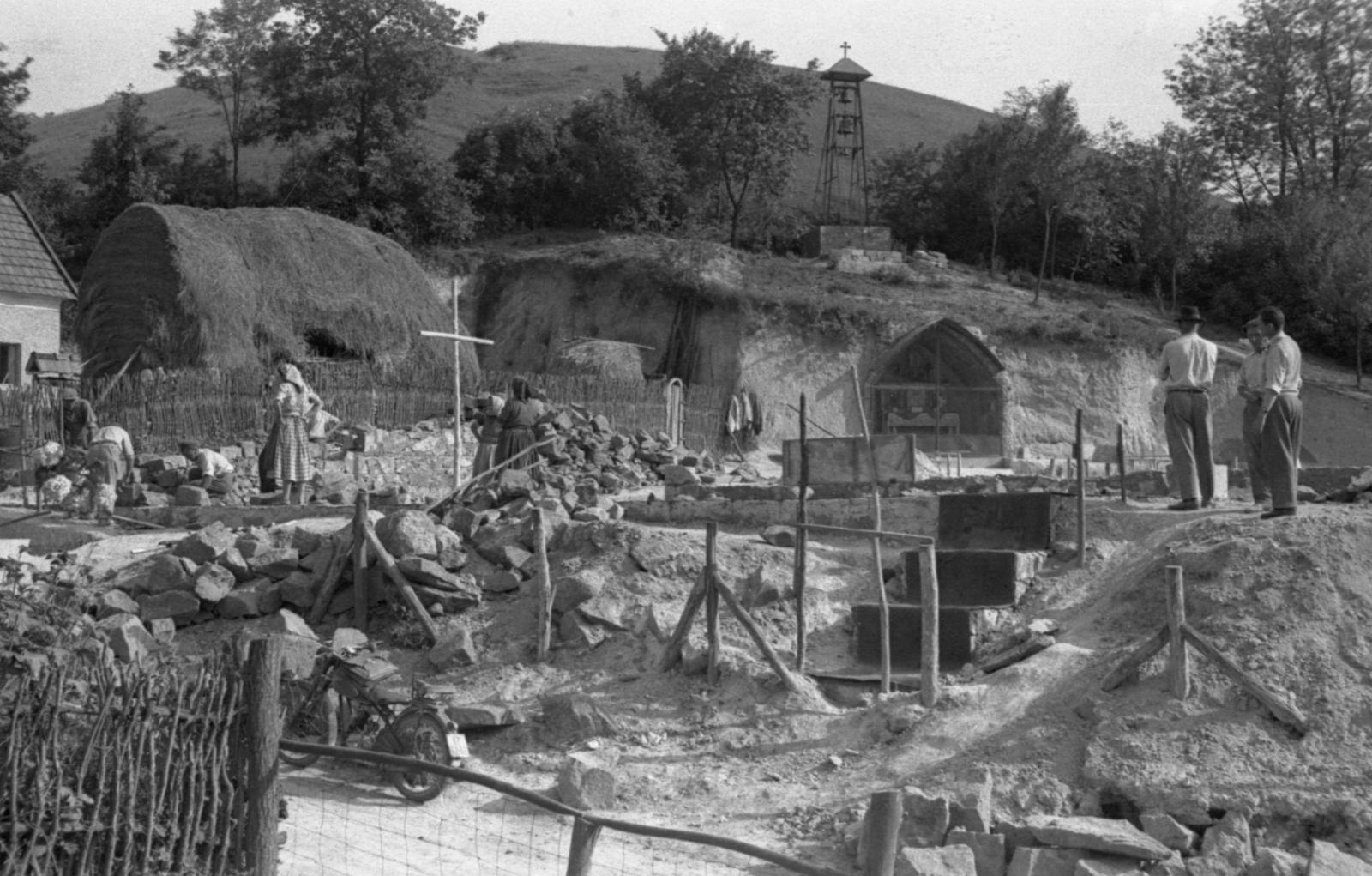 Hungary, Cserépváralja, Munkácsy Mihály utca (Felszabadítók útja), a Munkás Szent József-templom építkezése (tervező Csaba László, 1961.)., 1961, Csaba László örökösei, stairs, yoke, Fortepan #289377