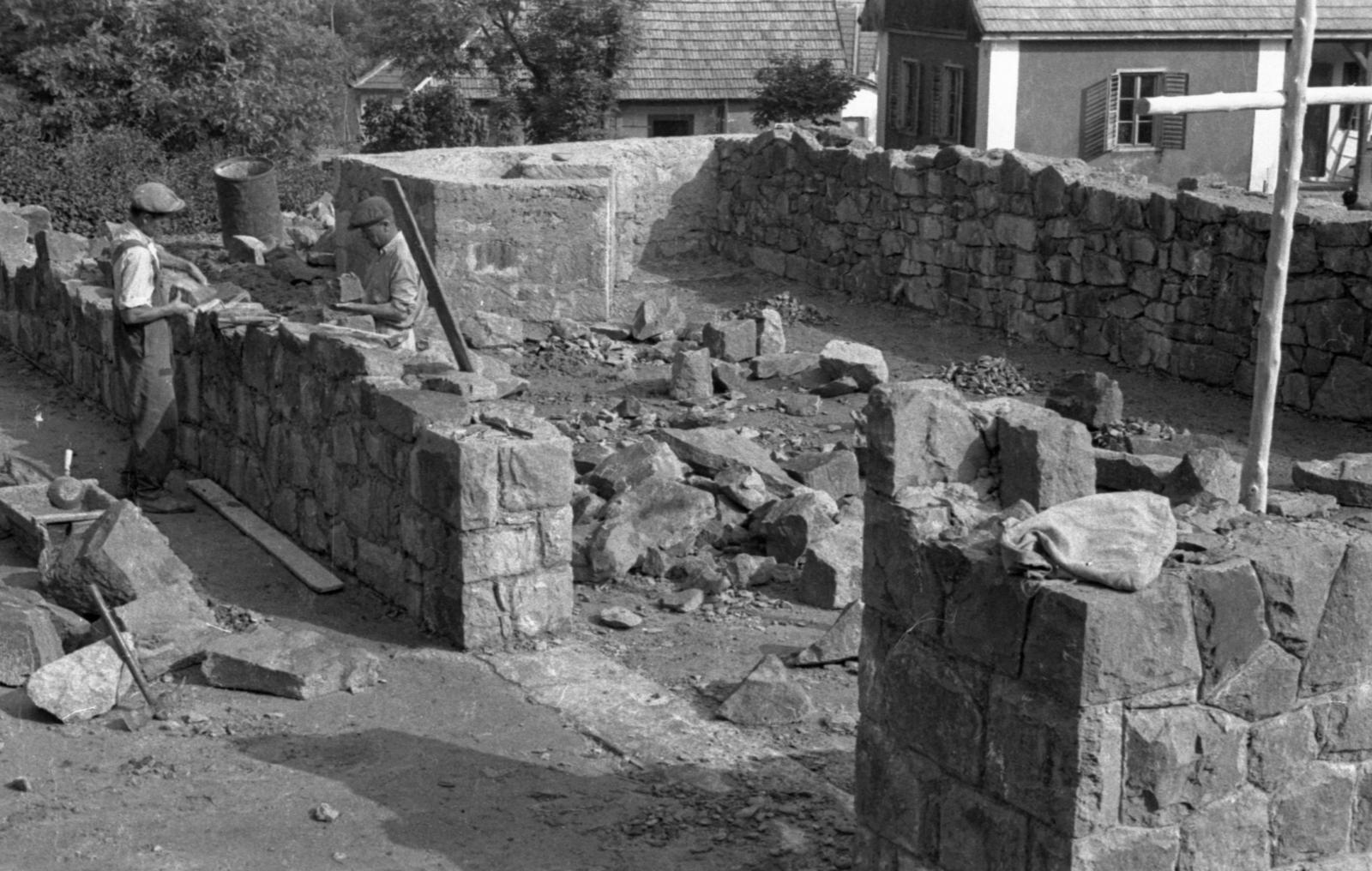 Hungary, Cserépváralja, Munkácsy Mihály utca (Felszabadítók útja), a Munkás Szent József-templom építkezése (tervező Csaba László, 1961.)., 1961, Csaba László örökösei, masonry, Fortepan #289378