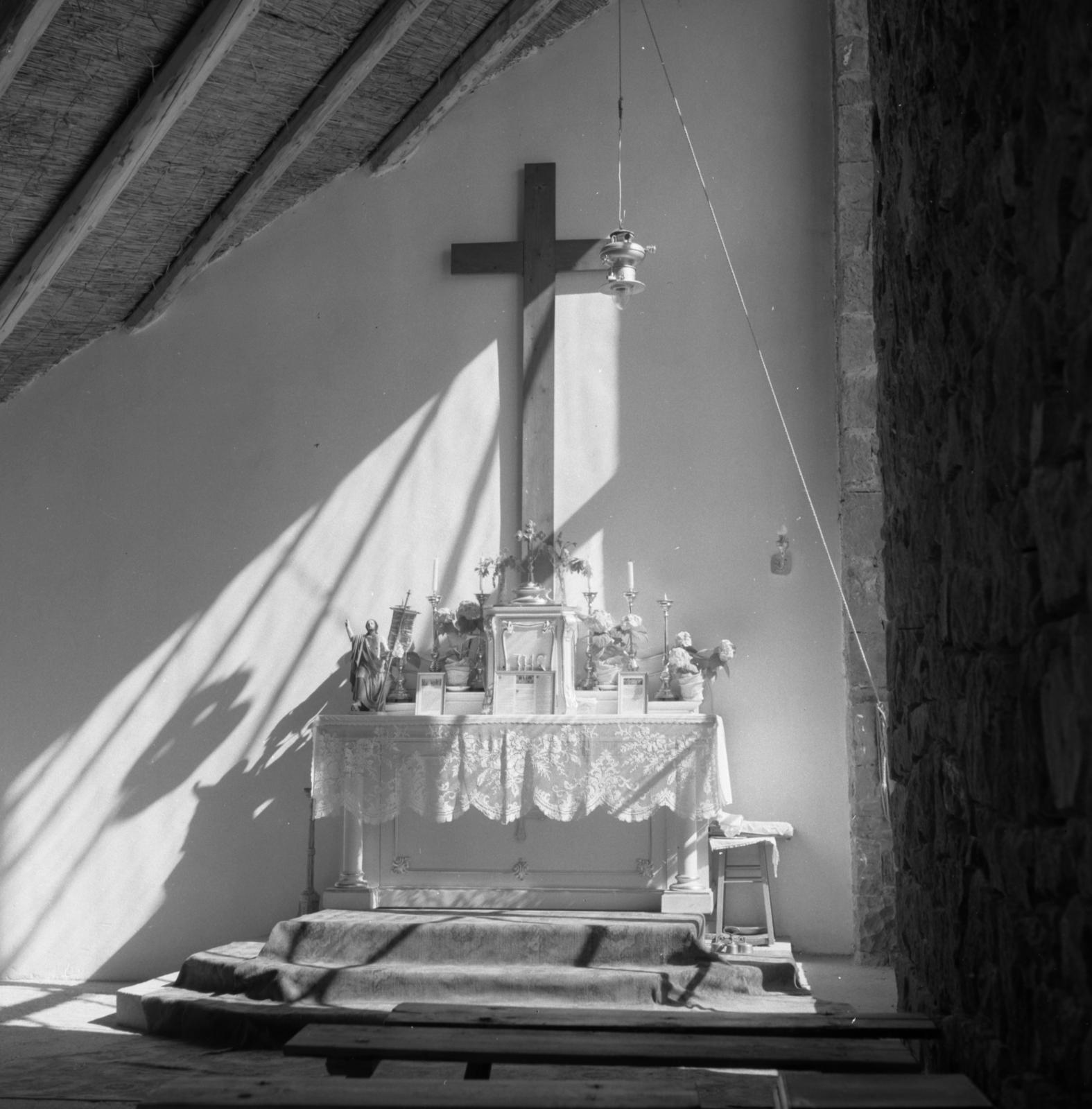 Hungary, Cserépváralja, Munkácsy Mihály utca (Felszabadítók útja), Munkás Szent József-templom (tervező Csaba László, 1961.)., 1962, Csaba László örökösei, church interior, Fortepan #289387