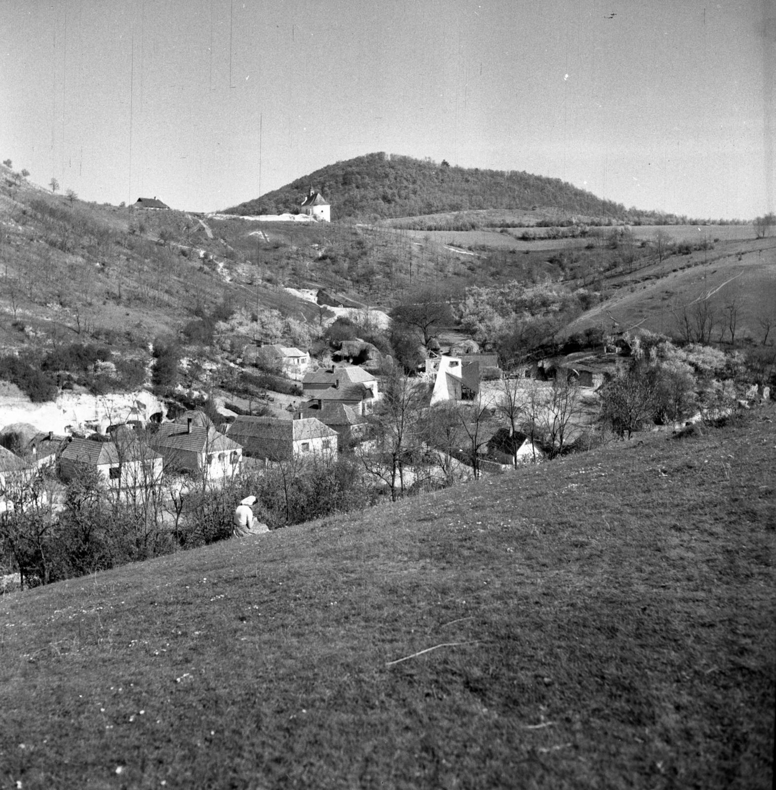 Hungary, Cserépváralja, középen a Munkácsy Mihály utca (Felszabadítók útja), Munkás Szent József-templom. Balra a távolban a hajdani L’Huillier-kastély kápolnája látható., 1962, Csaba László örökösei, landscape, Fortepan #289389