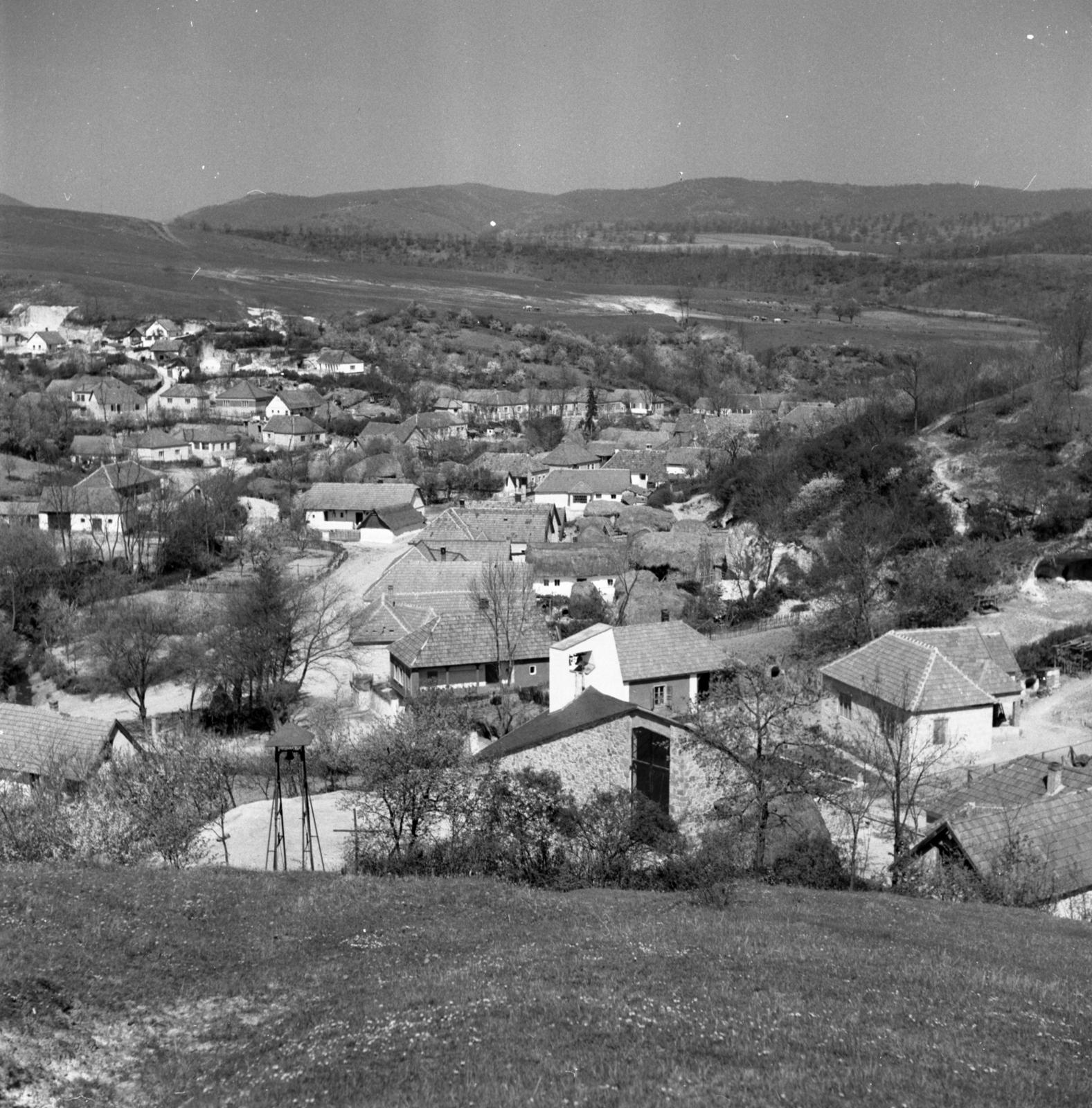 Hungary, Cserépváralja, középen a Munkácsy Mihály utca (Felszabadítók útja), Munkás Szent József-templom., 1962, Csaba László örökösei, modern architecture, Fortepan #289394