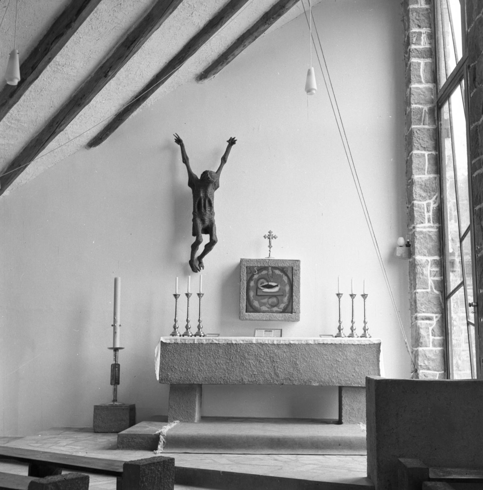 Hungary, Cserépváralja, Munkácsy Mihály utca (Felszabadítók útja), Munkás Szent József-templom (tervező Csaba László, 1961.). Somogyi József szobrászművész által készített korpusz. A tabernákulumajtón Kondor Béla festőművész festménye látható., 1962, Csaba László örökösei, Best of, modern architecture, church interior, Fortepan #289406