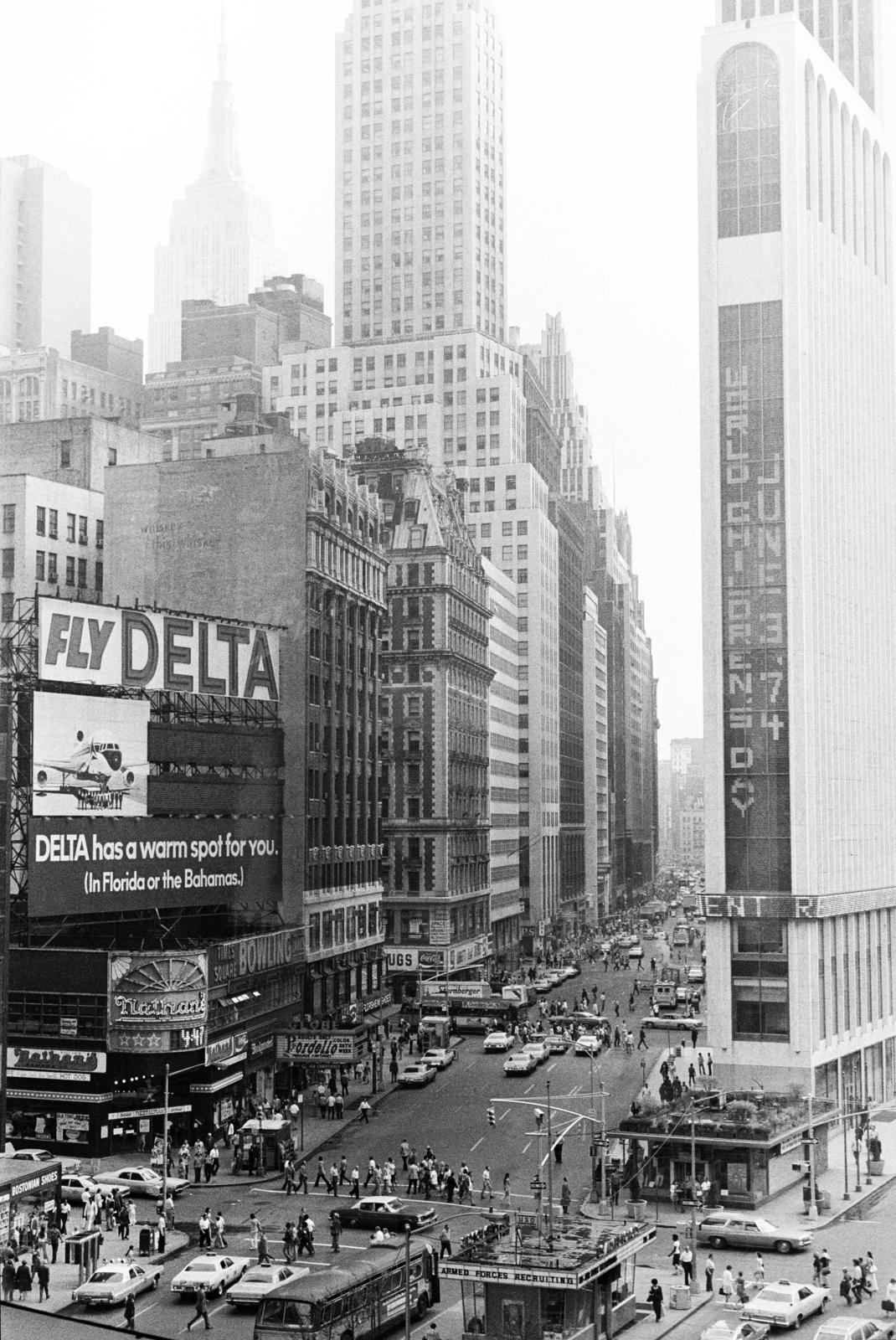 USA, New York, Times Square, szemben az One Times Square , balra a Continental Building (1450 Broadway), előtte a Broadway és a W 42nd Street sarkán a Knickerbocker Hotel (1466 Broadway vagy Knickerbocker Building) épülete., 1974, Bencseky Mátyás, Fortepan #289412