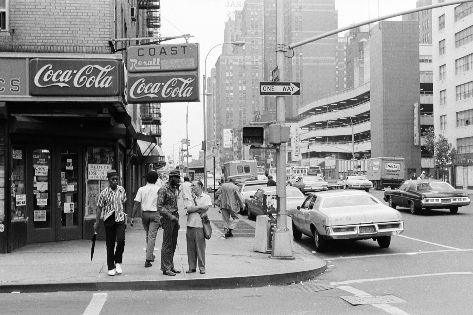 Amerikai Egyesült Államok, New York, W 52nd Street - 8th Avenue sarok, jobbra a parkolóház a W 53rd Street sarkán áll., 1974, Bencseky Mátyás, Coca-Cola, Fortepan #289419