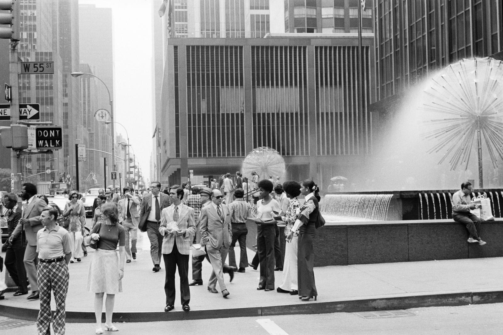 USA, New York, Manhattan, Sixth Avenue / Avenue of the Americas, a Dandelion Fountain a W 54th Street sarkán., 1974, Bencseky Mátyás, Fortepan #289422