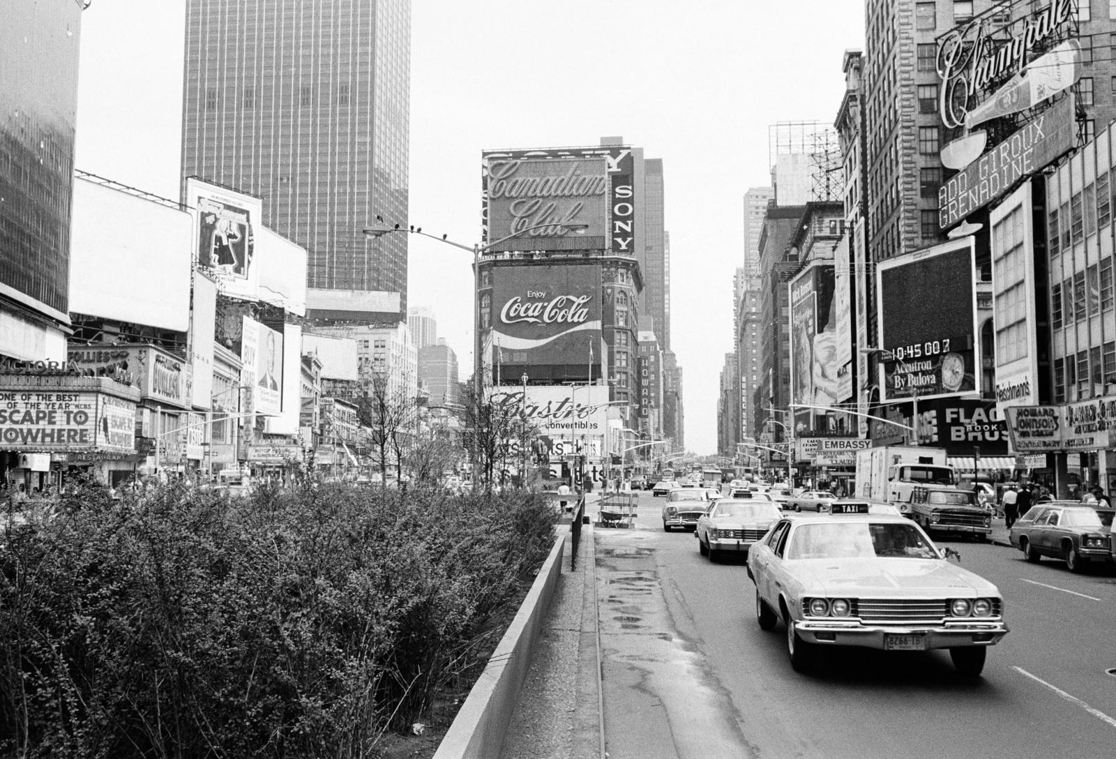 USA, New York, a 7th Avenue a W 46th Street saroknál, balra a Broadway, középen a W 47th Street kereszteződése., 1974, Bencseky Mátyás, Fortepan #289426