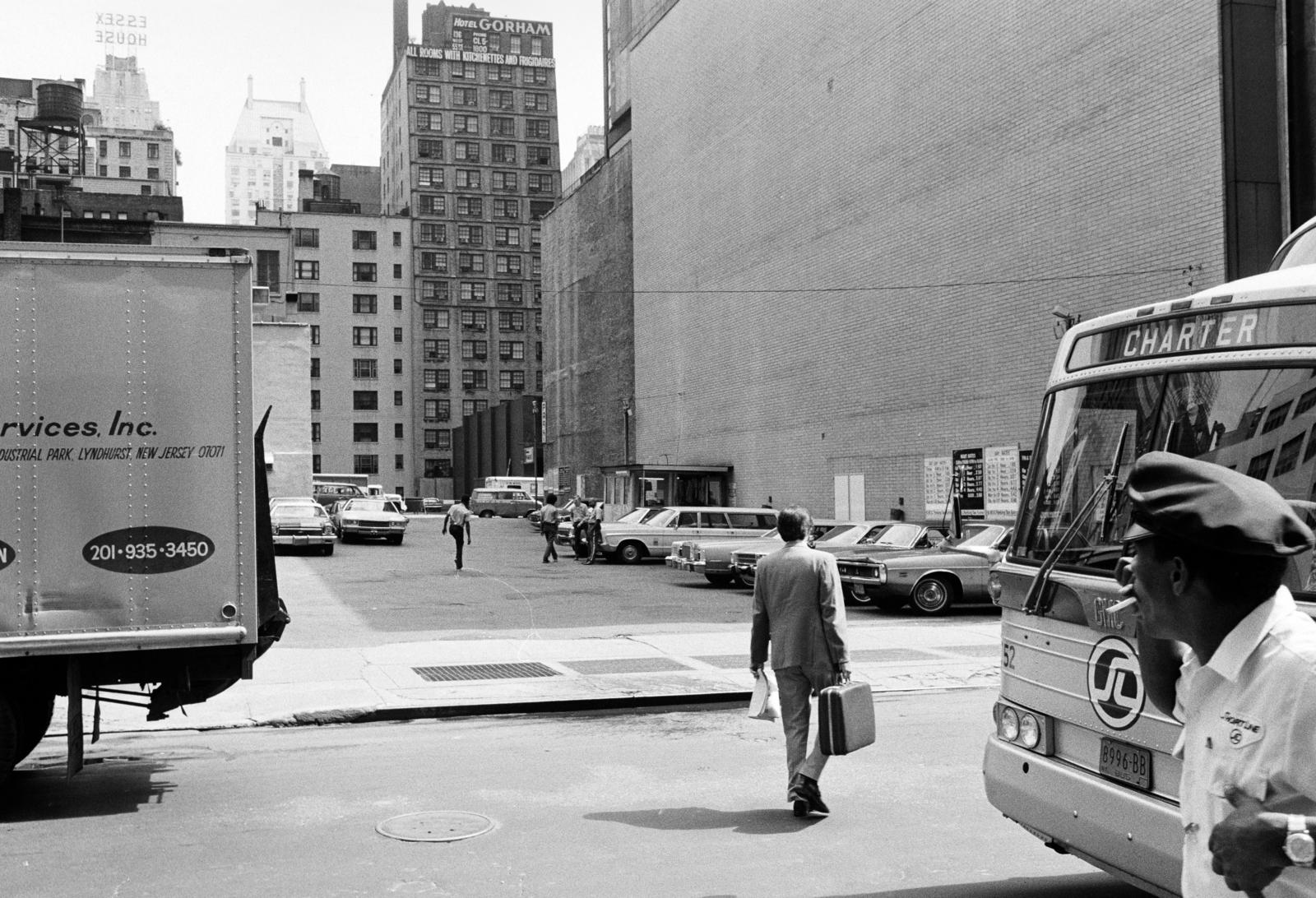 Amerikai Egyesült Államok, New York, W 54th Street 133., parkoló. Háttérben jobbra a Hotel Gorham., 1974, Bencseky Mátyás, parkoló, magasház, Fortepan #289428