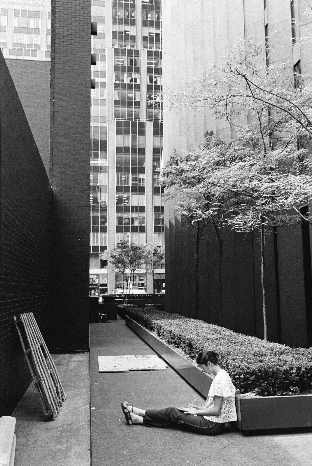 USA, New York, W 53rd Street, jobbra a CBS Building, háttérben a W 52nd Street és az 1290 Avenue of the Americas building oldalhomlokzata., 1974, Bencseky Mátyás, Fortepan #289430
