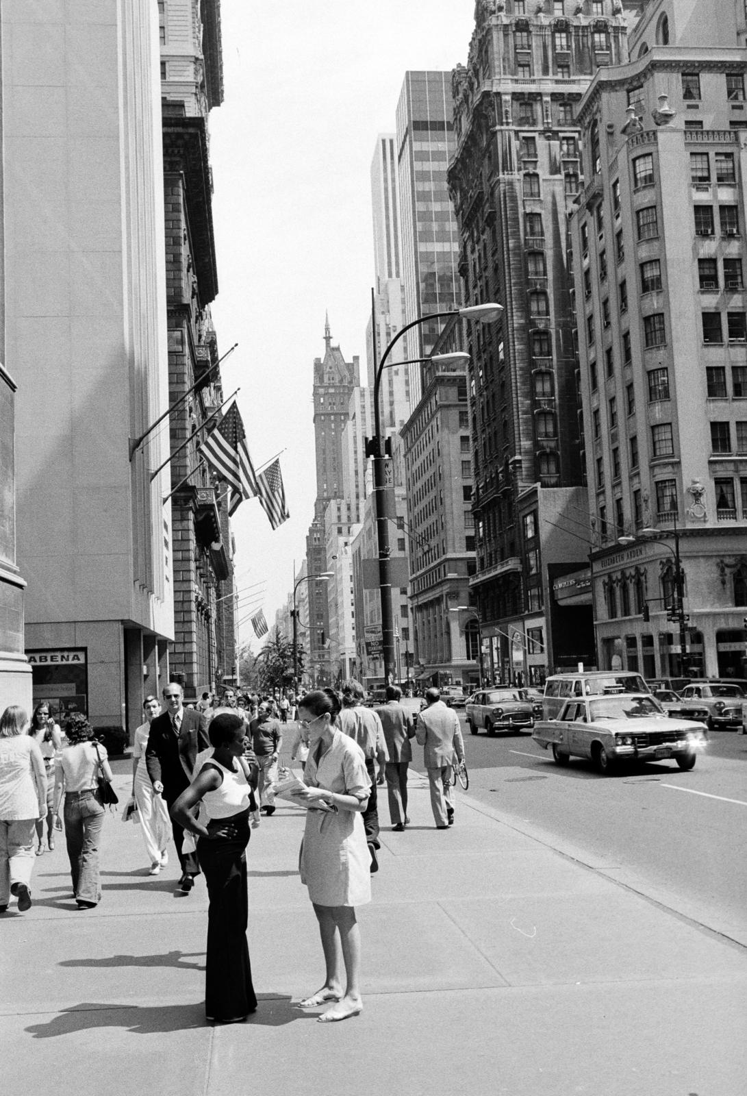 USA, New York, 5th Avenue - W 53rd Street kereszteződése, a Szent Tamás-templom elől a W 54th Street felé, jobbra a távolban kimagaslik a Hotel Sherry-Netherland épülete., 1974, Bencseky Mátyás, Fortepan #289432