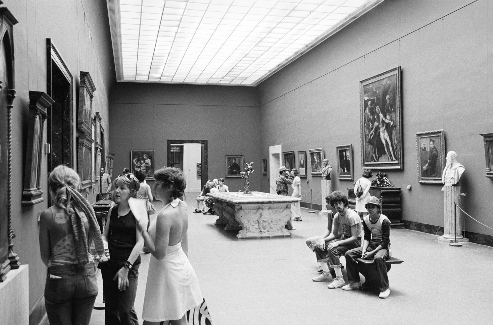 USA, New York, 5th Avenue 1000., Metropolitan Művészeti Múzeum (Metropolitan Museum of Art / MMA). Középen az Abduction of a Sabine Woman című szobor., 1974, Bencseky Mátyás, painting, exhibition, Fortepan #289433