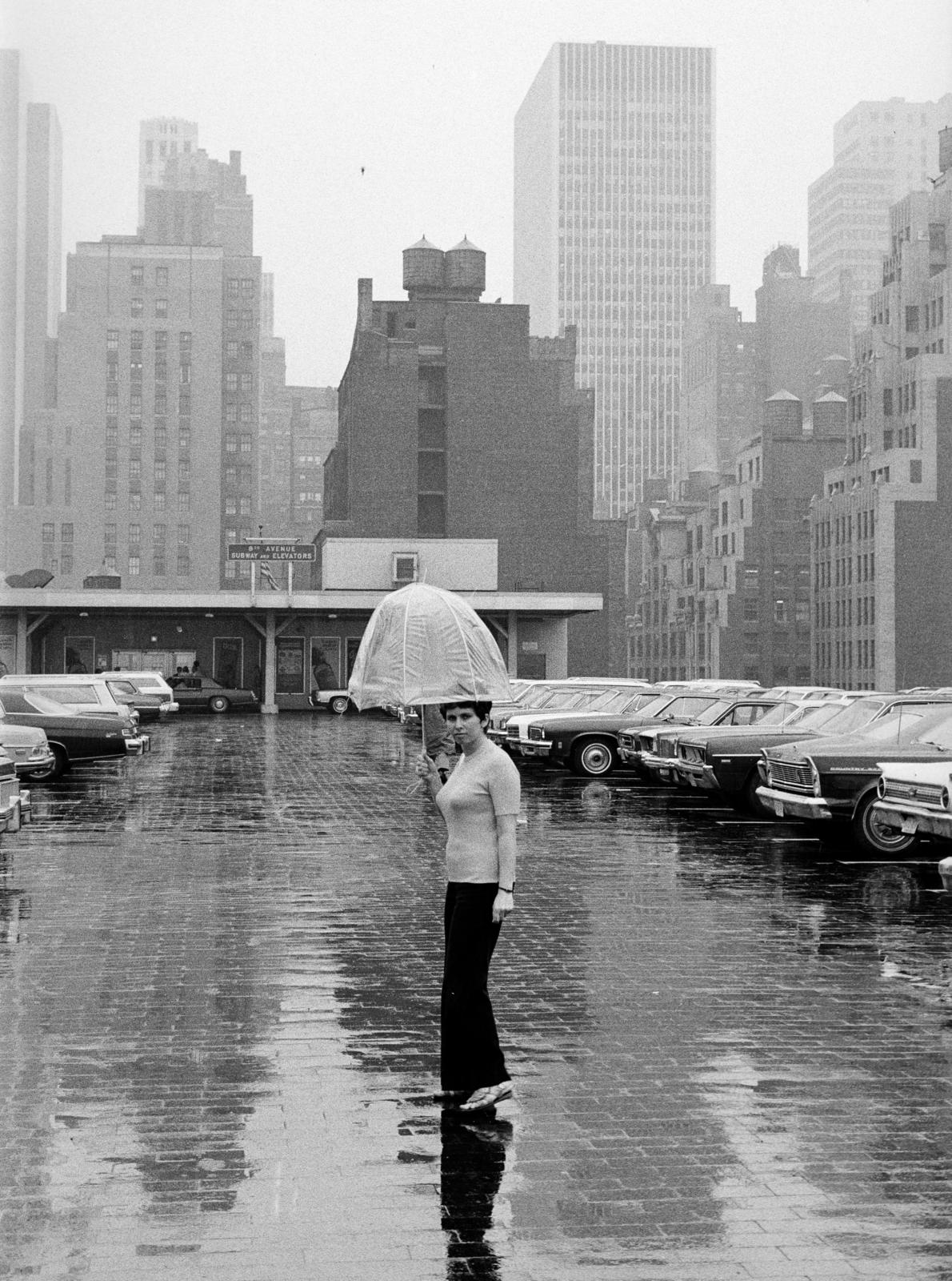 USA, New York, parkoló a Midtown buszpályaudvar épületének tetején., 1974, Bencseky Mátyás, umbrella, Fortepan #289434