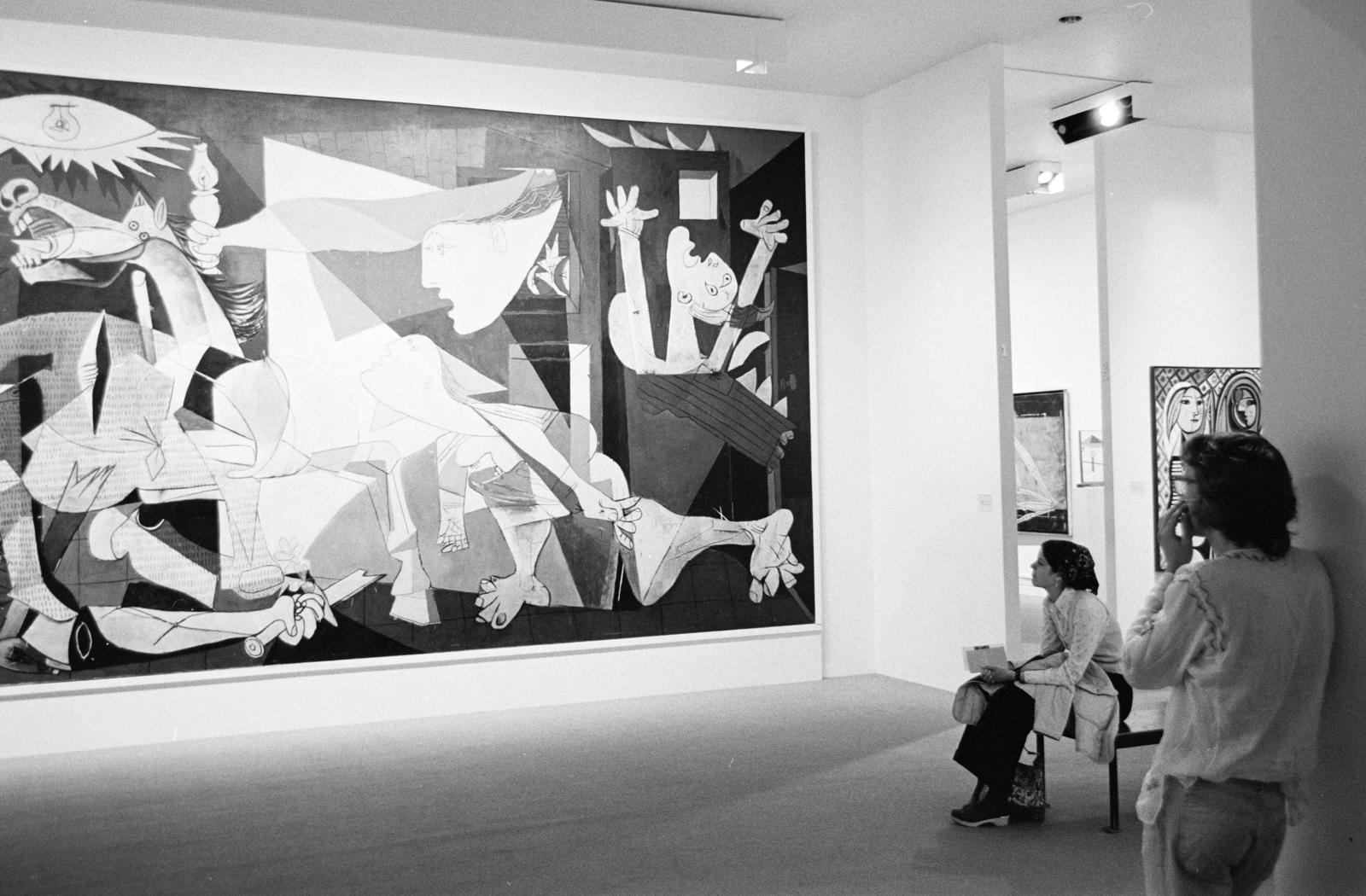 USA, New York, West 53 Street 11., Modern Művészetek Múzeuma (Museum of Modern Art / MoMA). Pablo Picasso: Guernica., 1974, Bencseky Mátyás, exhibition, painting, Fortepan #289439