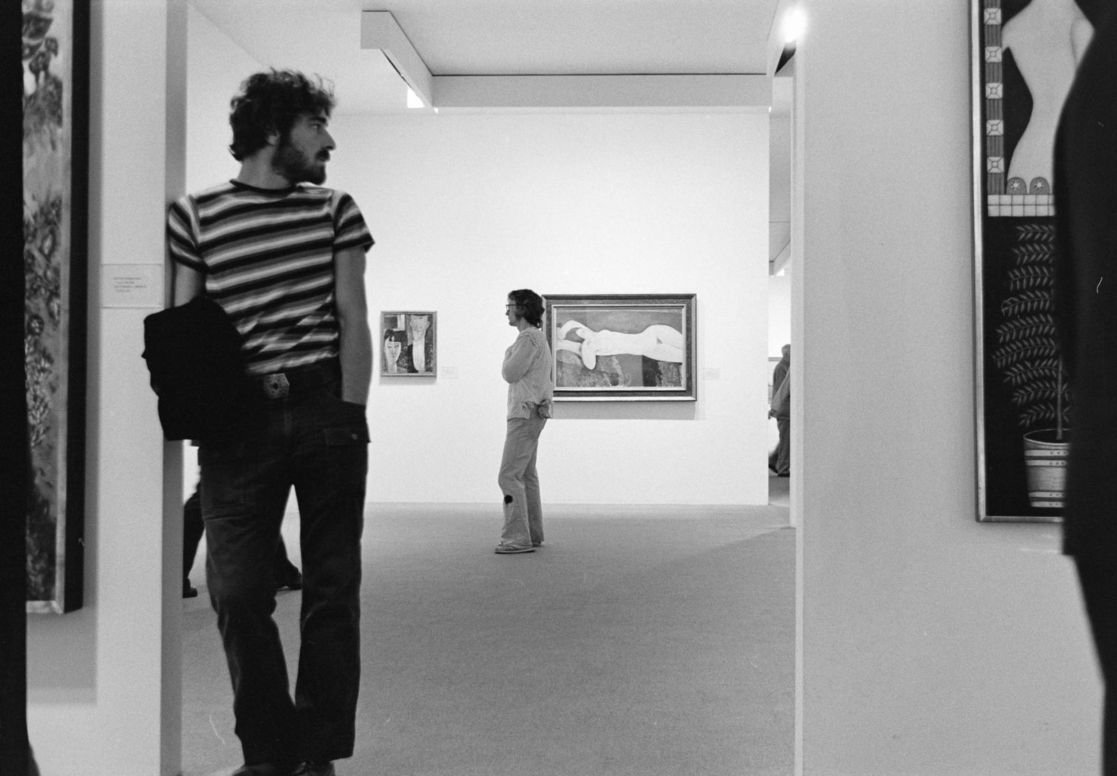 Amerikai Egyesült Államok, New York, West 53 Street 11., Modern Művészetek Múzeuma (Museum of Modern Art / MoMA). Szemben Amedeo Modigliani Bride and Groom és a Le Grand Nu című festményei., 1974, Bencseky Mátyás, Best of, látogatók, zsebredugott kéz, Fortepan #289440