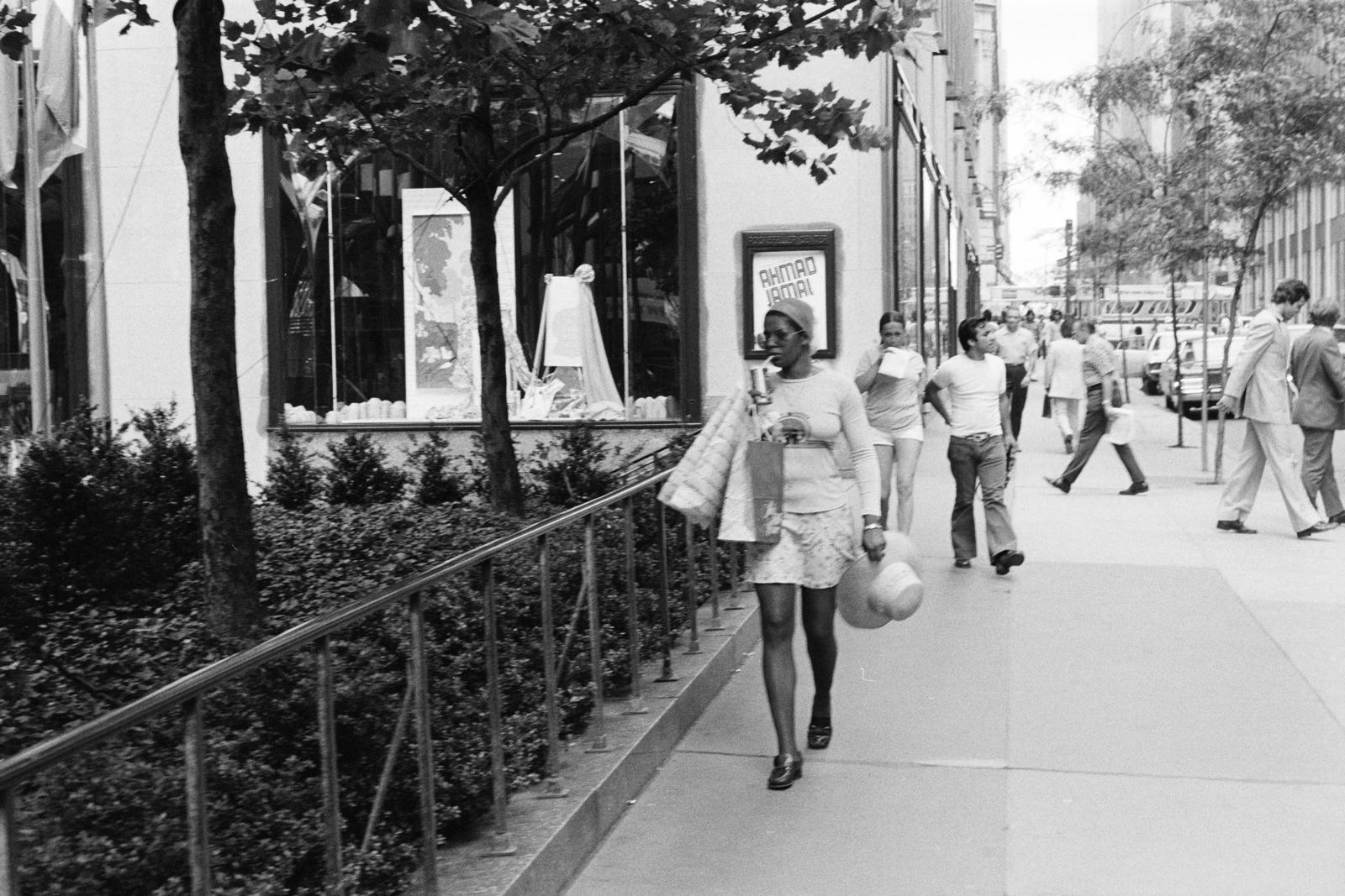 Amerikai Egyesült Államok, New York, W 50th Street, szemben a Sixth Avenue / Avenue of the Americas felé vezető szakasz melletti épületsor látható. A felvétel a Rockefeller Plaza saroknál készült., 1974, Bencseky Mátyás, Fortepan #289447