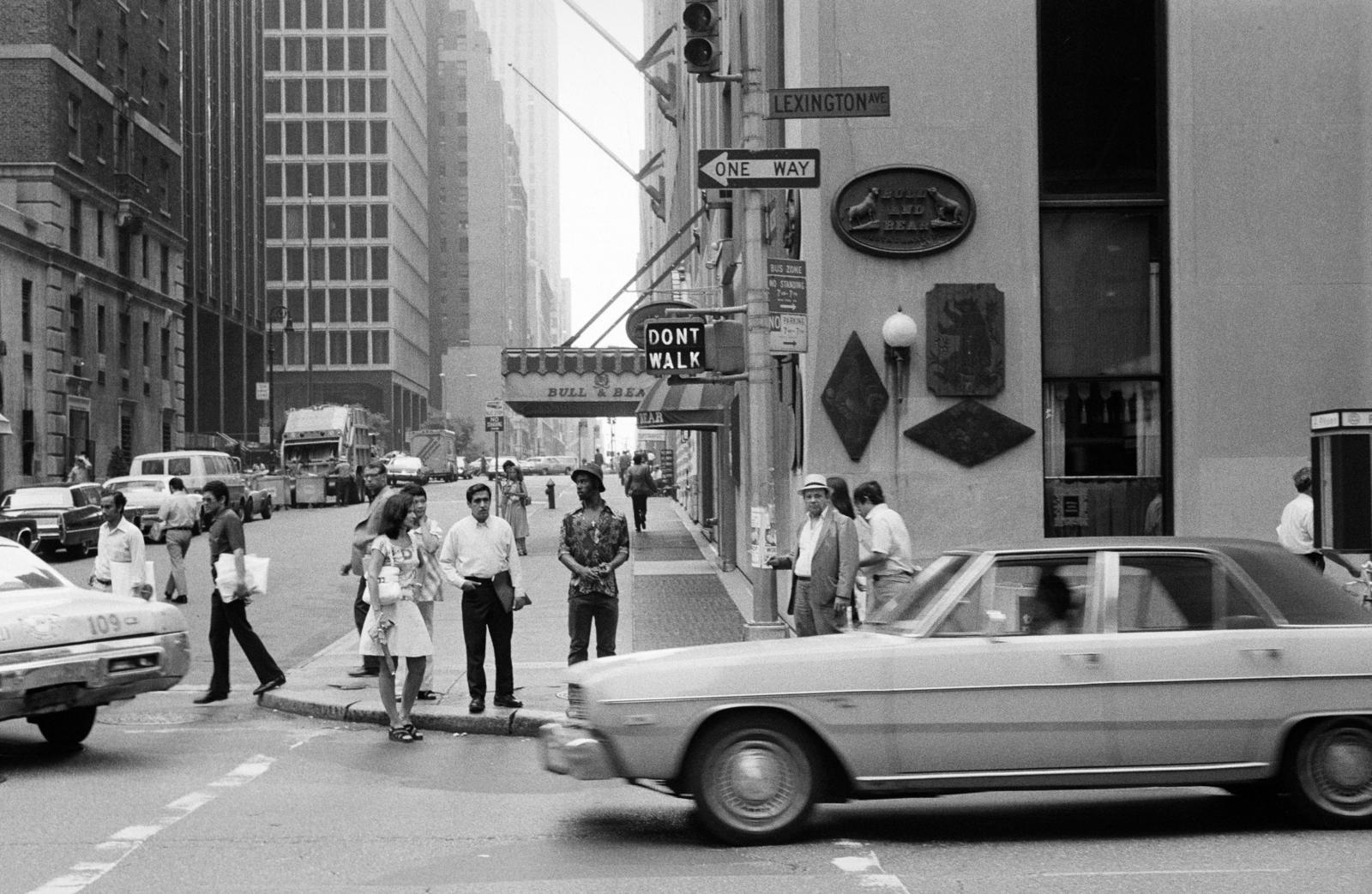 USA, New York, Lexington Avenue - E 49th Street kereszteződése, a sarkon a Bull and Bear Prime Steakhouse., 1974, Bencseky Mátyás, Fortepan #289451