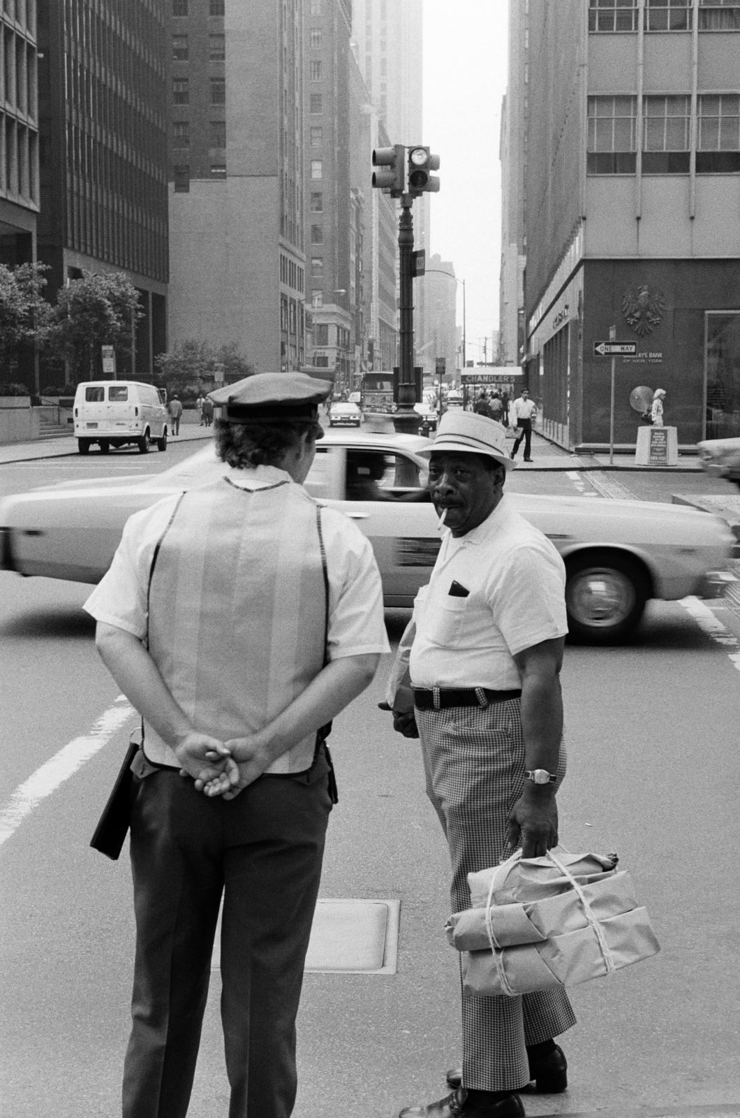 USA, New York, az E 49th Street - Park Avenue kereszteződése, balra a Bankers Trust Building, jobbra a Colgate-Palmolive Building., 1974, Bencseky Mátyás, Best of, hold in arms, Fortepan #289452