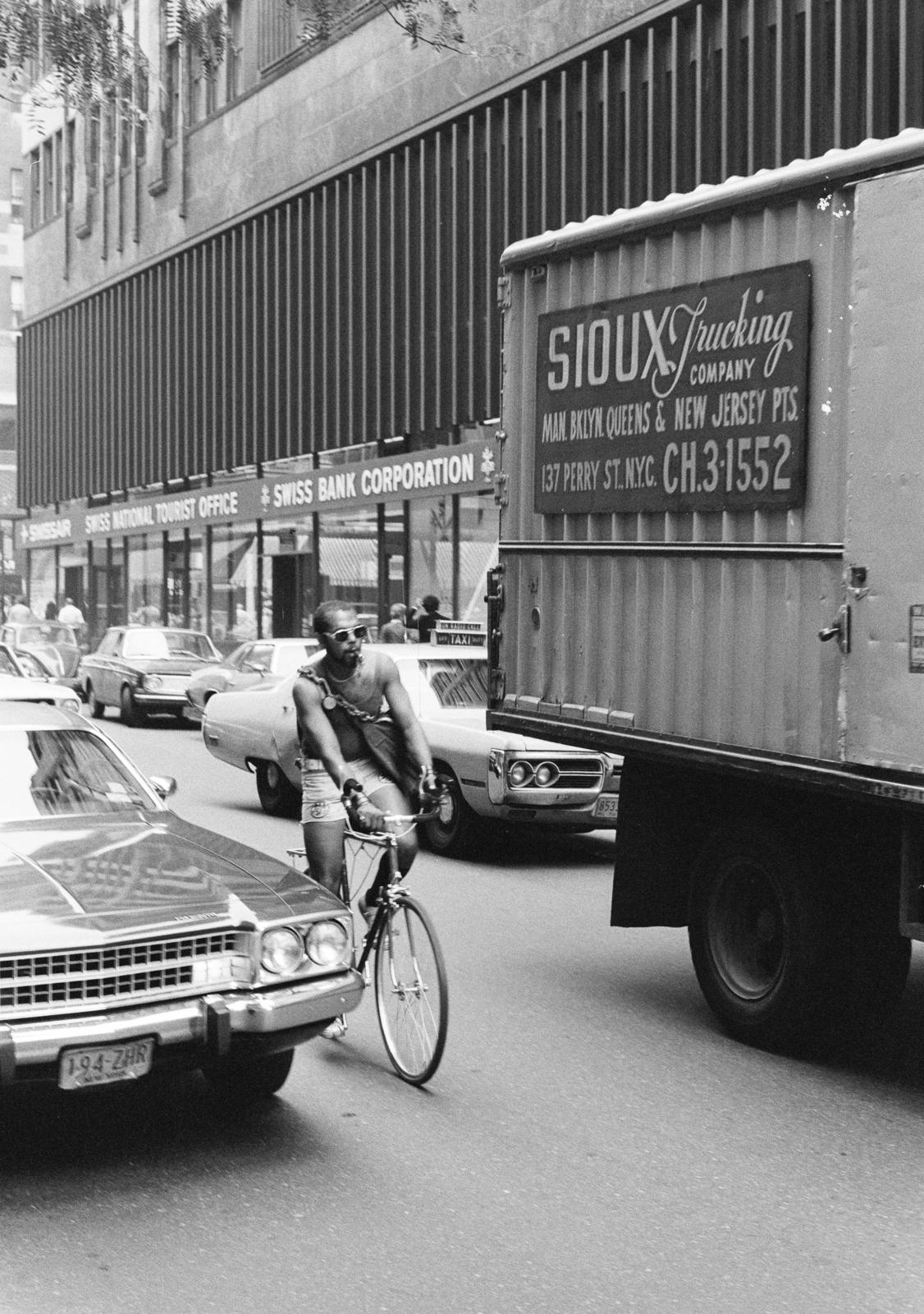 Amerikai Egyesült Államok, New York, a Fifth Avenue és W 49th Street sarkán a Fifth Avenue 608 (más néven Goelet Building vagy Swiss Center Building)., 1974, Bencseky Mátyás, kerékpár, Fortepan #289453