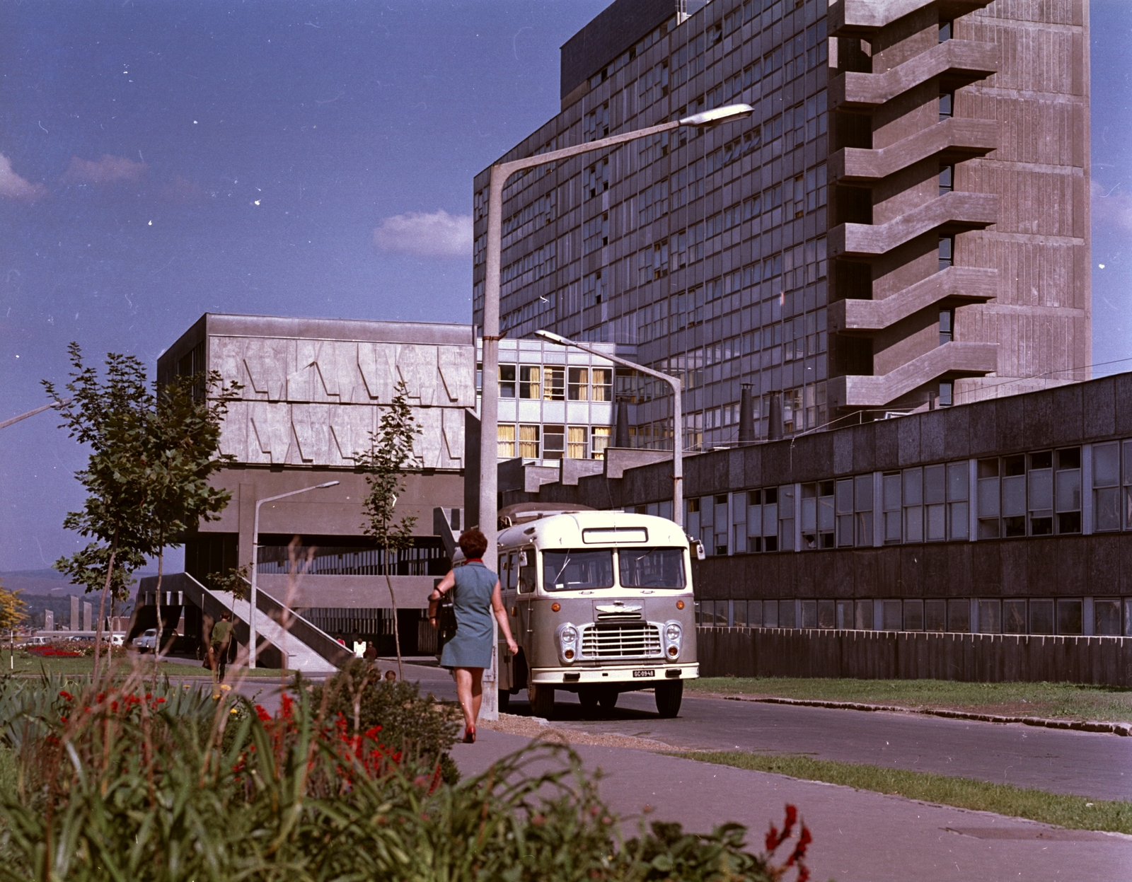 Hungary, Kazincbarcika, Május 1. út 56. Városi Kórház (később Debreceni Egyetem Kazincbarcikai Kórháza)., 1971, Építésügyi Dokumentációs és Információs Központ, VÁTI, colorful, bus, Hungarian brand, medical institution, Ikarus-brand, György Jánossy-design, Fortepan #28946