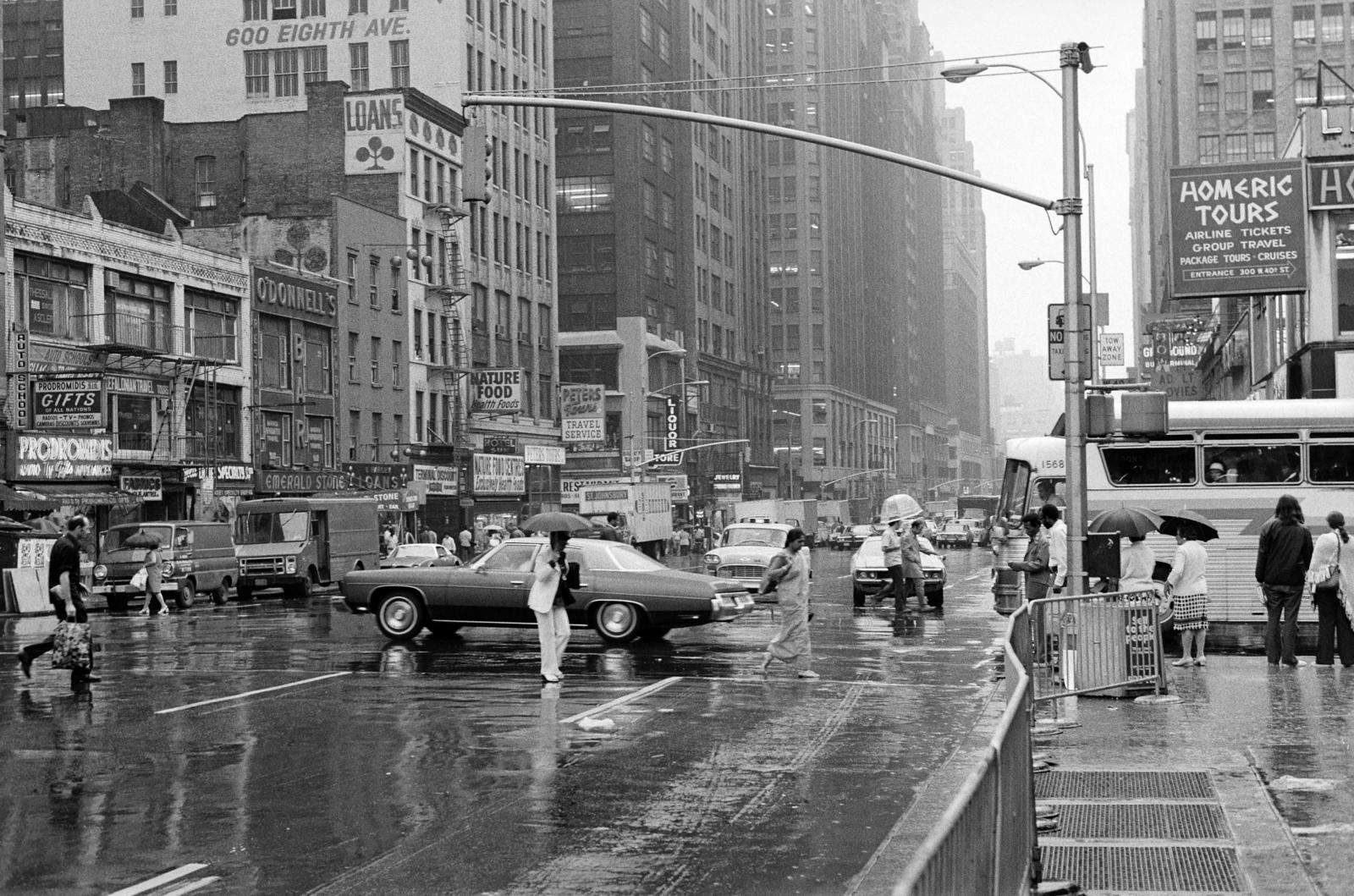 Amerikai Egyesült Államok, New York, a 8th Avenue, W 40th Street - W 39th Street közti szakasza., 1974, Bencseky Mátyás, forgalom, Fortepan #289462
