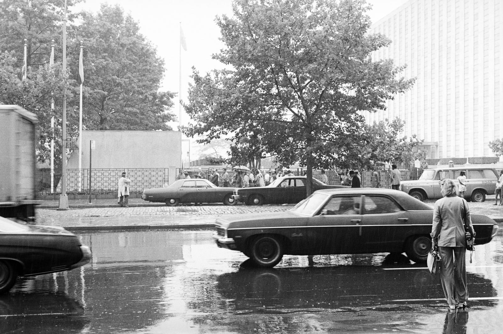 USA, New York, United Nations Plaza, jobbra az United Nations Visitor Centre., 1974, Bencseky Mátyás, Fortepan #289468