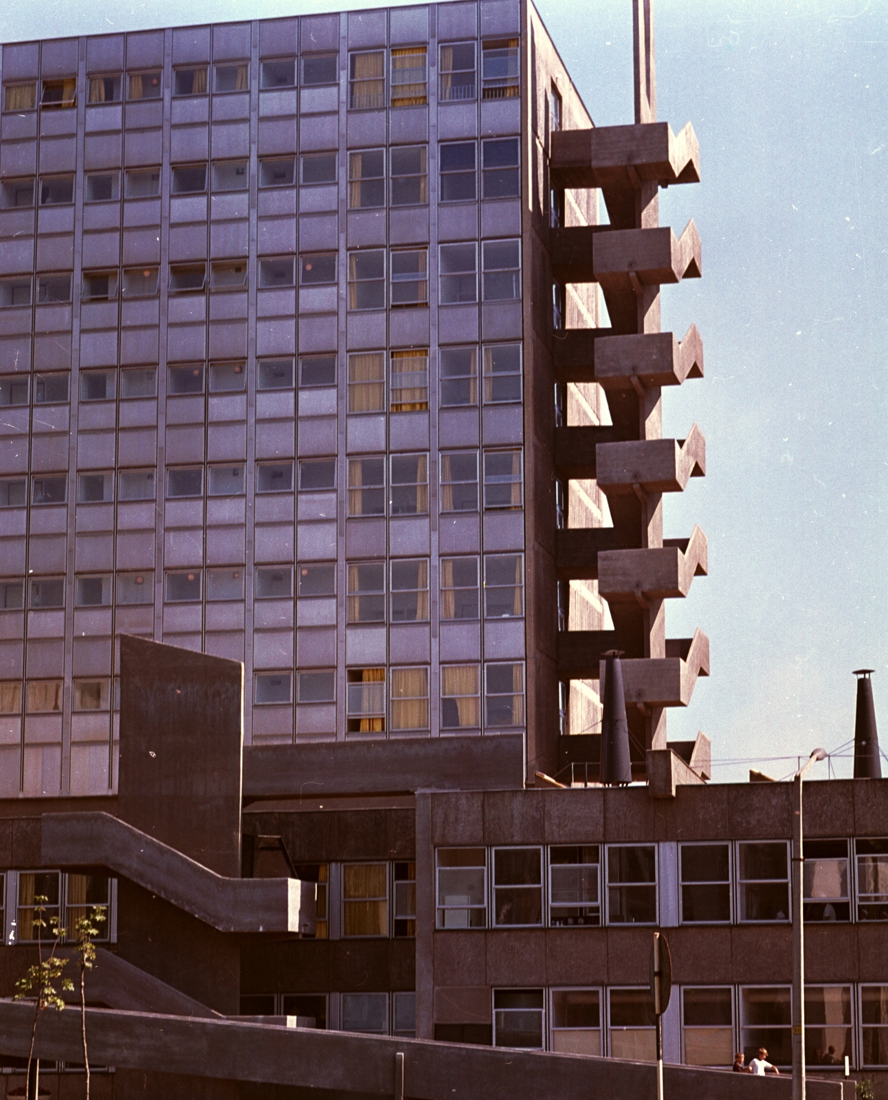 Hungary, Kazincbarcika, Május 1. út 56. Városi Kórház (később Debreceni Egyetem Kazincbarcikai Kórháza)., 1971, Építésügyi Dokumentációs és Információs Központ, VÁTI, colorful, medical institution, stairs, György Jánossy-design, Fortepan #28947