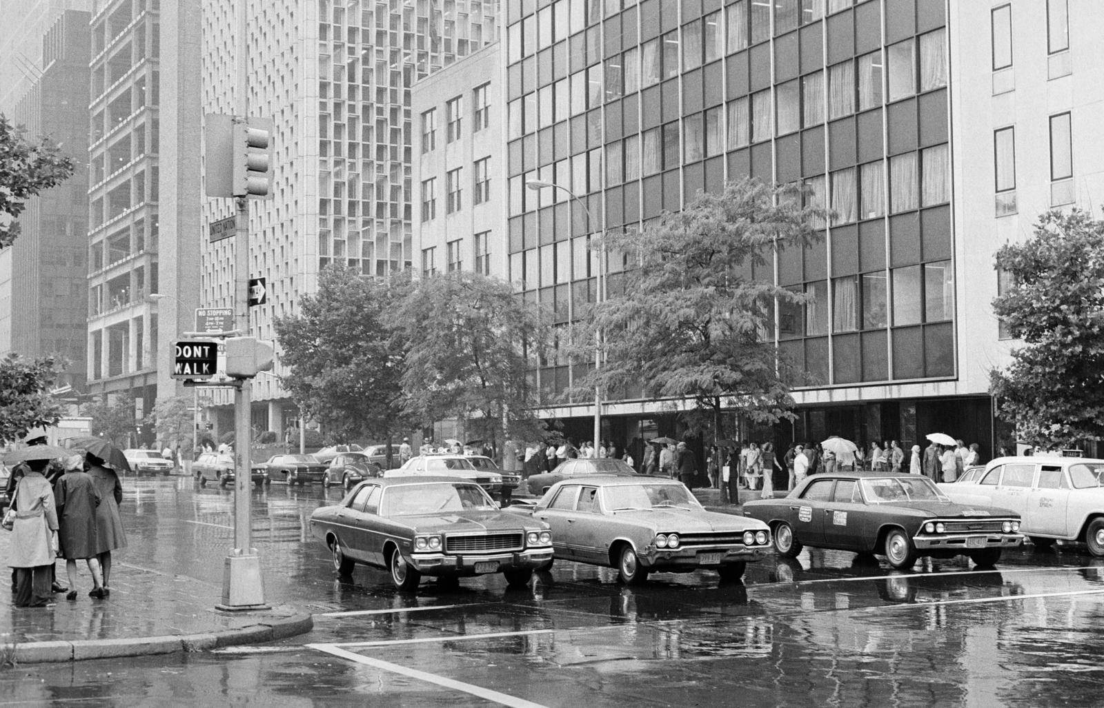 Amerikai Egyesült Államok, New York, 1st Avenue - E 46th Street kereszteződése, jobbra a 809 1st Ave Tunnel., 1974, Bencseky Mátyás, Fortepan #289471