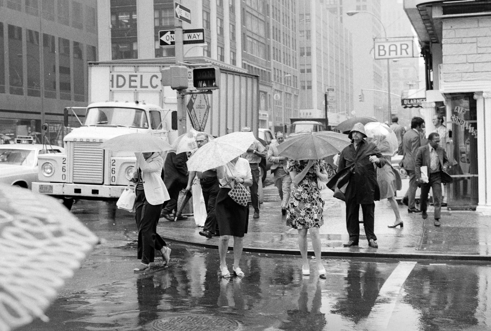 USA, New York, 6th Avenue (Avenue of the Americas), balra a teherautó felett a W 46th Street és a W 45th Street között az 1166 Avenue of the Americas / International Paper Building látható., 1974, Bencseky Mátyás, Fortepan #289472