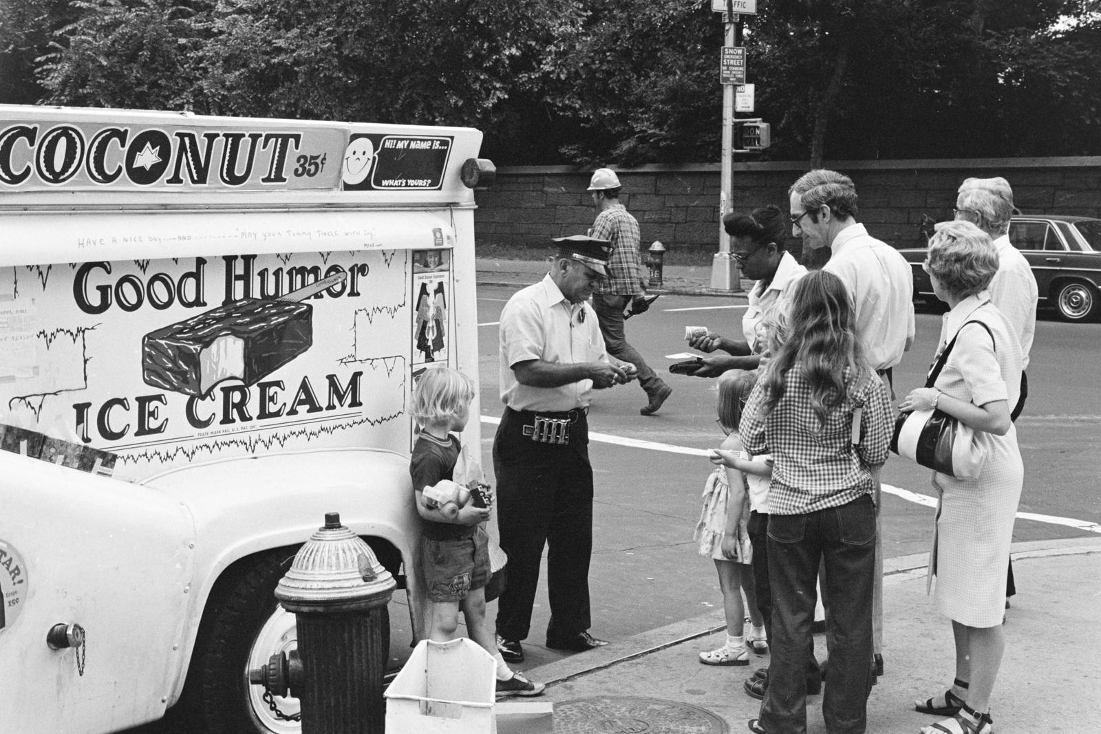 USA, New York, 5th Avenue, a látogatók mögött a Central Park kerítése., 1974, Bencseky Mátyás, Fortepan #289475