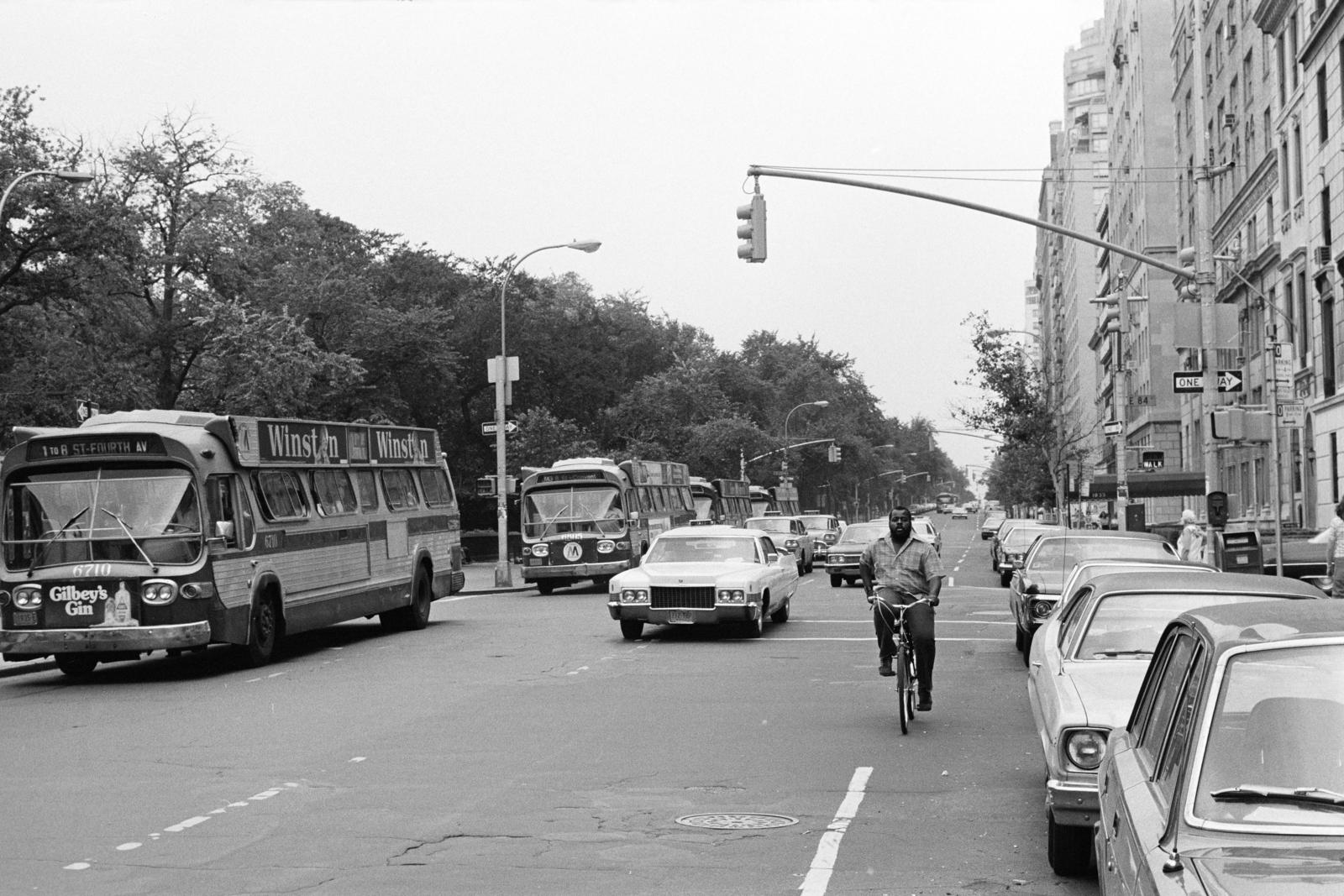USA, New York, a 5th Avenue Museum Mile szakasza, jobbra a E 84th Street., 1974, Bencseky Mátyás, bicycle, Fortepan #289478