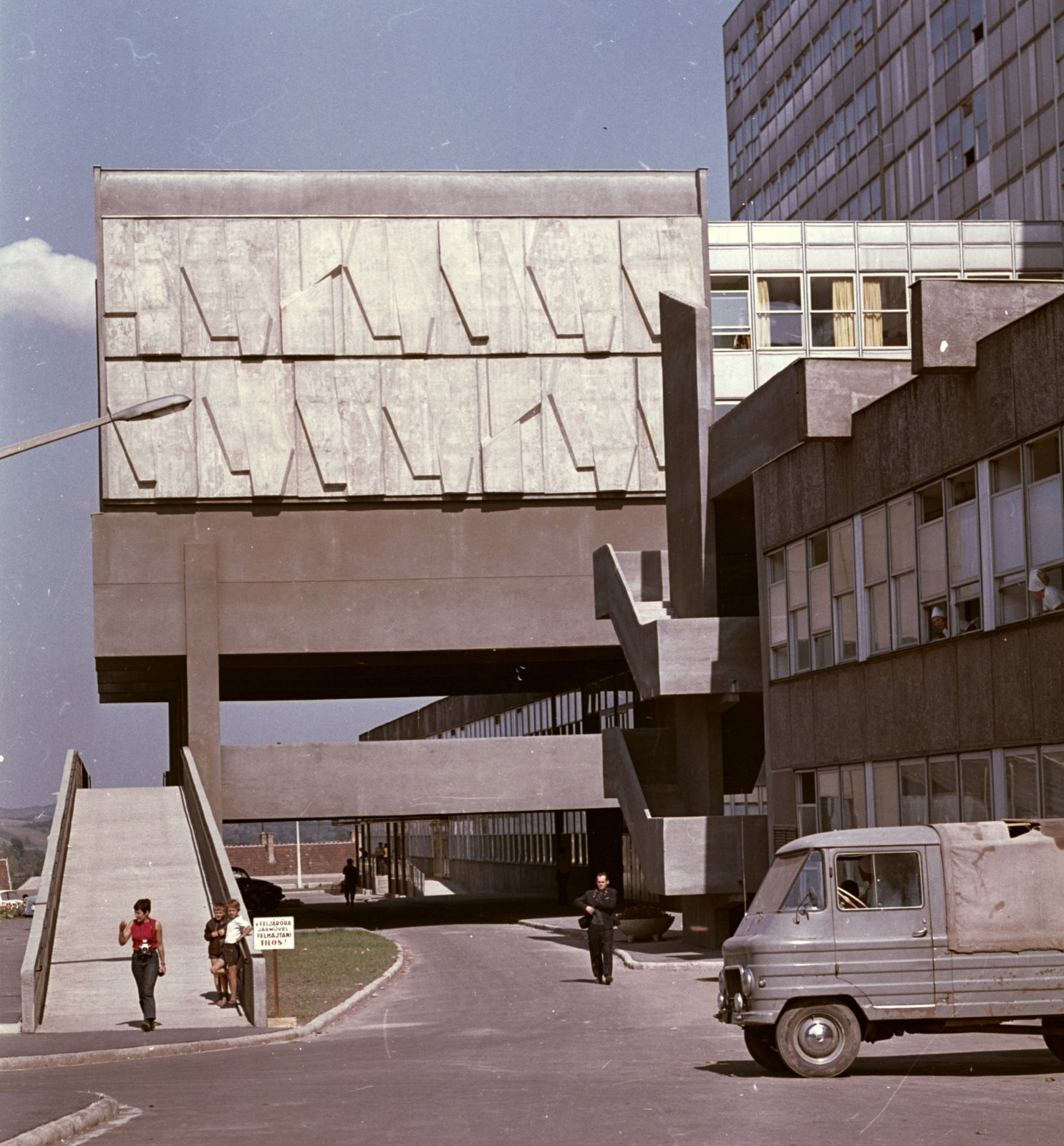 Hungary, Kazincbarcika, Május 1. út 56. Városi Kórház (később Debreceni Egyetem Kazincbarcikai Kórháza), Illés Gyula domborműve., 1971, Építésügyi Dokumentációs és Információs Központ, VÁTI, colorful, medical institution, Zuk-brand, ramp, fair-faced concrete, Fortepan #28948