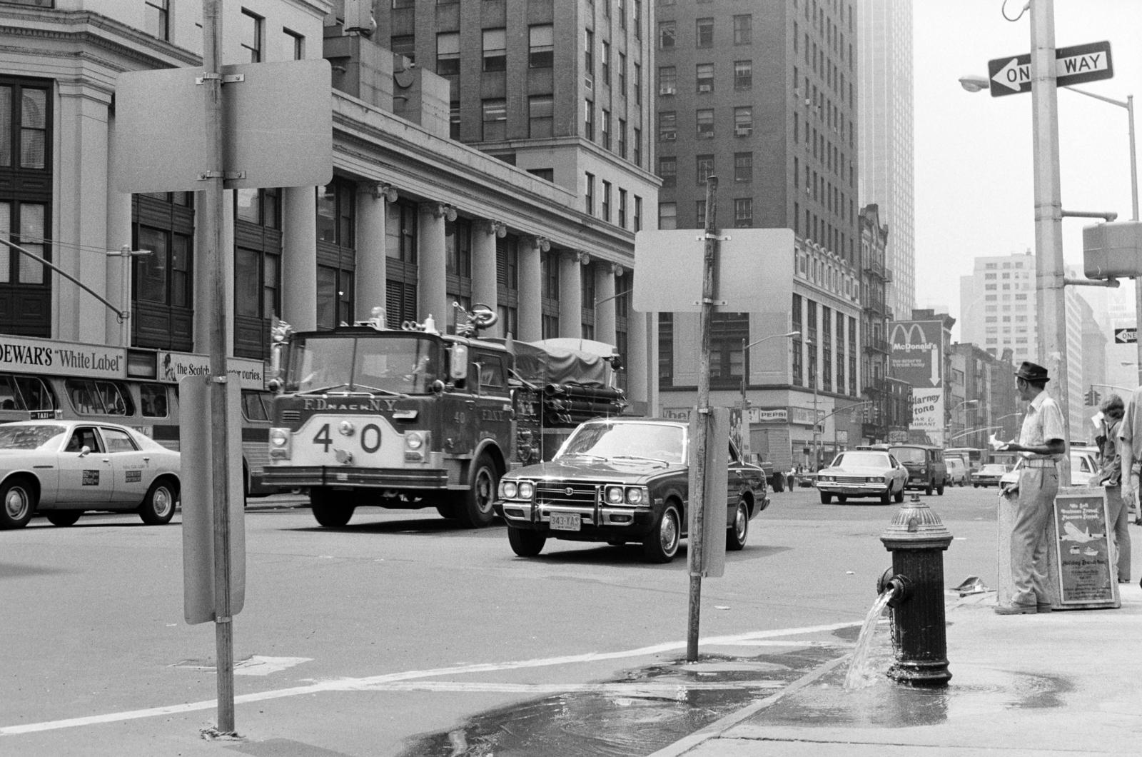 USA, New York, 8th Avenue a W 58th Street kereszteződésénél, szemben a tábla takarásában a W 57th Street sarkán álló épület látható., 1974, Bencseky Mátyás, Fortepan #289484