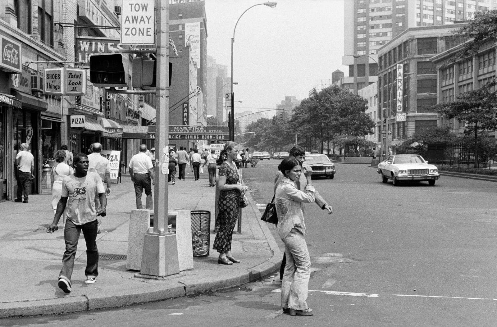 Amerikai Egyesült Államok, New York, a W 61st Street - Broadway kereszteződésétől a W 62nd Street felé, balra a W 63rd Street sarkán a Hotel Empire., 1974, Bencseky Mátyás, Fortepan #289485