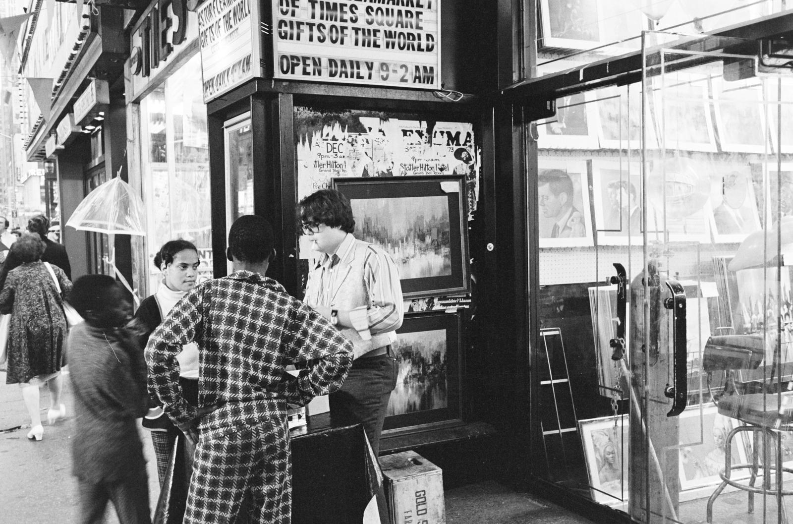 1974, Bencseky Mátyás, glass door, English sign, checked dress, genre painting, Fortepan #289488