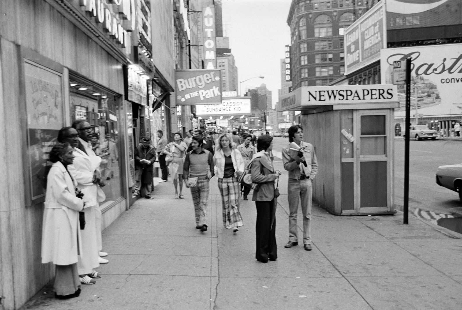 USA, New York, 7th Avenue, jobbra a W 48th Street kereszteződésénél a Broadway 1600 szám alatt a Studebaker building., 1974, Bencseky Mátyás, Fortepan #289490