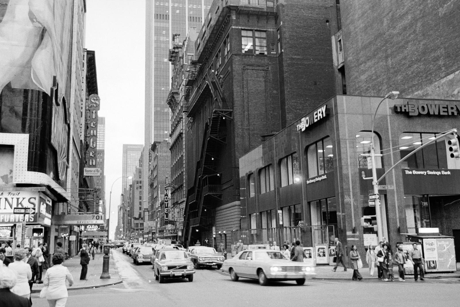 USA, New York, 7th Avenue - 47th Street kereszteződése, szemben a Palace Theatre oldalhomlokzatán lévő tűzlépcső látható., 1974, Bencseky Mátyás, Fortepan #289492