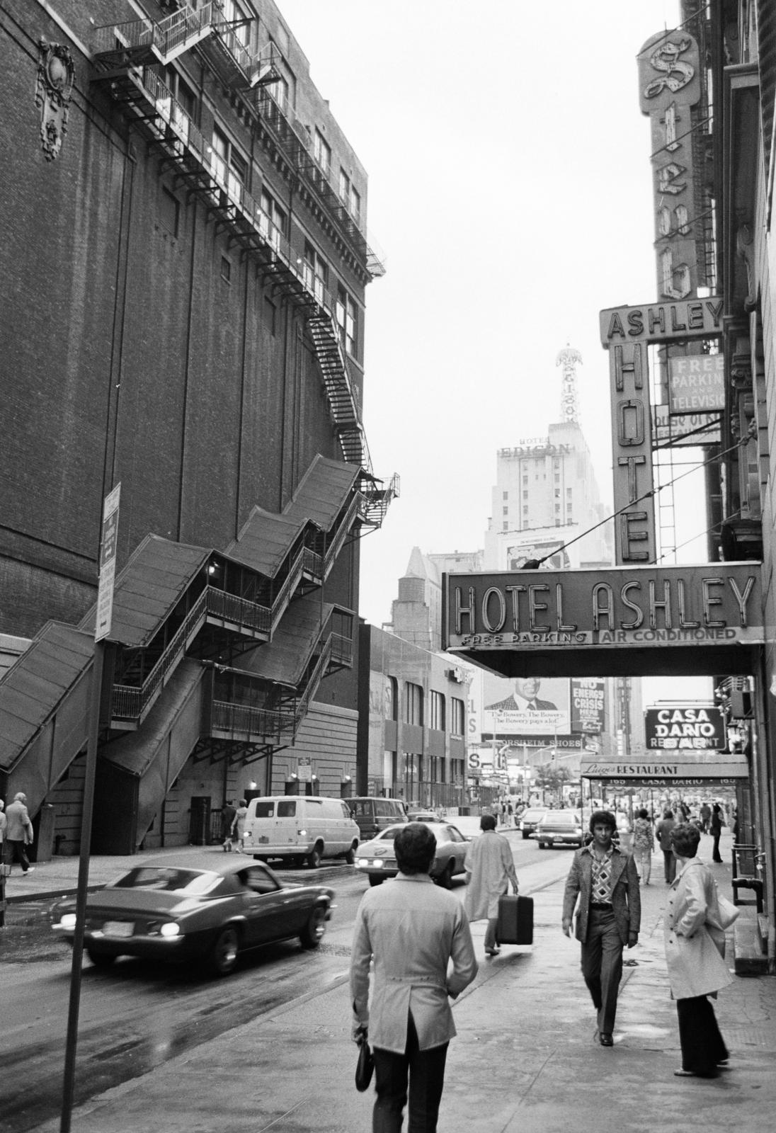 USA, New York, 47th Street, balra a Palace Theatre tűzlépcsője, szemben a reklám a 7th Avenue kereszteződésénél látható. Távolban az Edison Hotel a Times Square-nél., 1974, Bencseky Mátyás, Fortepan #289494