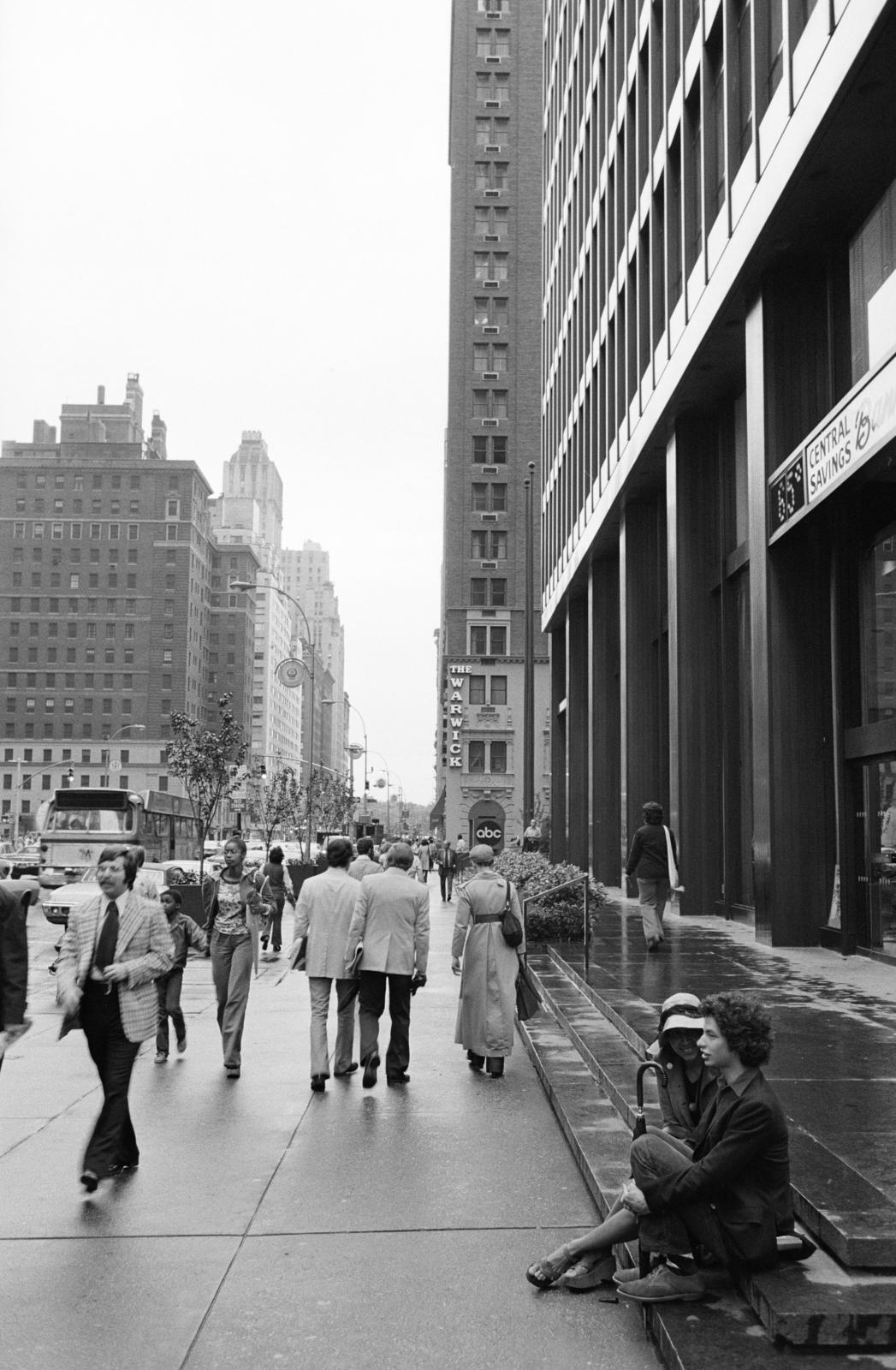 USA, New York, Sixth Avenue / Avenue of the Americas, szemben a W 54th Street sarkon a Warwick New York Hotel., 1974, Bencseky Mátyás, sitting on stairs, Fortepan #289496