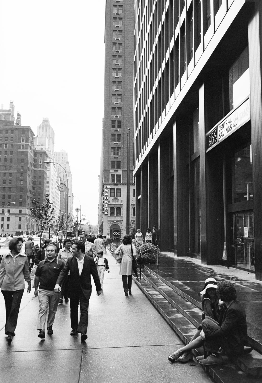 USA, New York, a Sixth Avenue / Avenue of the Americas a W 54th Street saroknál., 1974, Bencseky Mátyás, pedestrian, Fortepan #289500