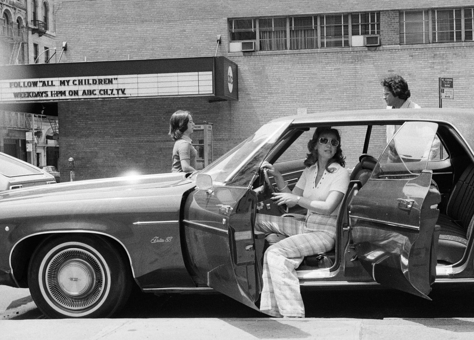 USA, New York, a W 66th Street - Columbus Avenue sarkán az ABC székház., 1974, Bencseky Mátyás, Best of, Oldsmobile-brand, girls'n'cars, movie schedule, Fortepan #289505