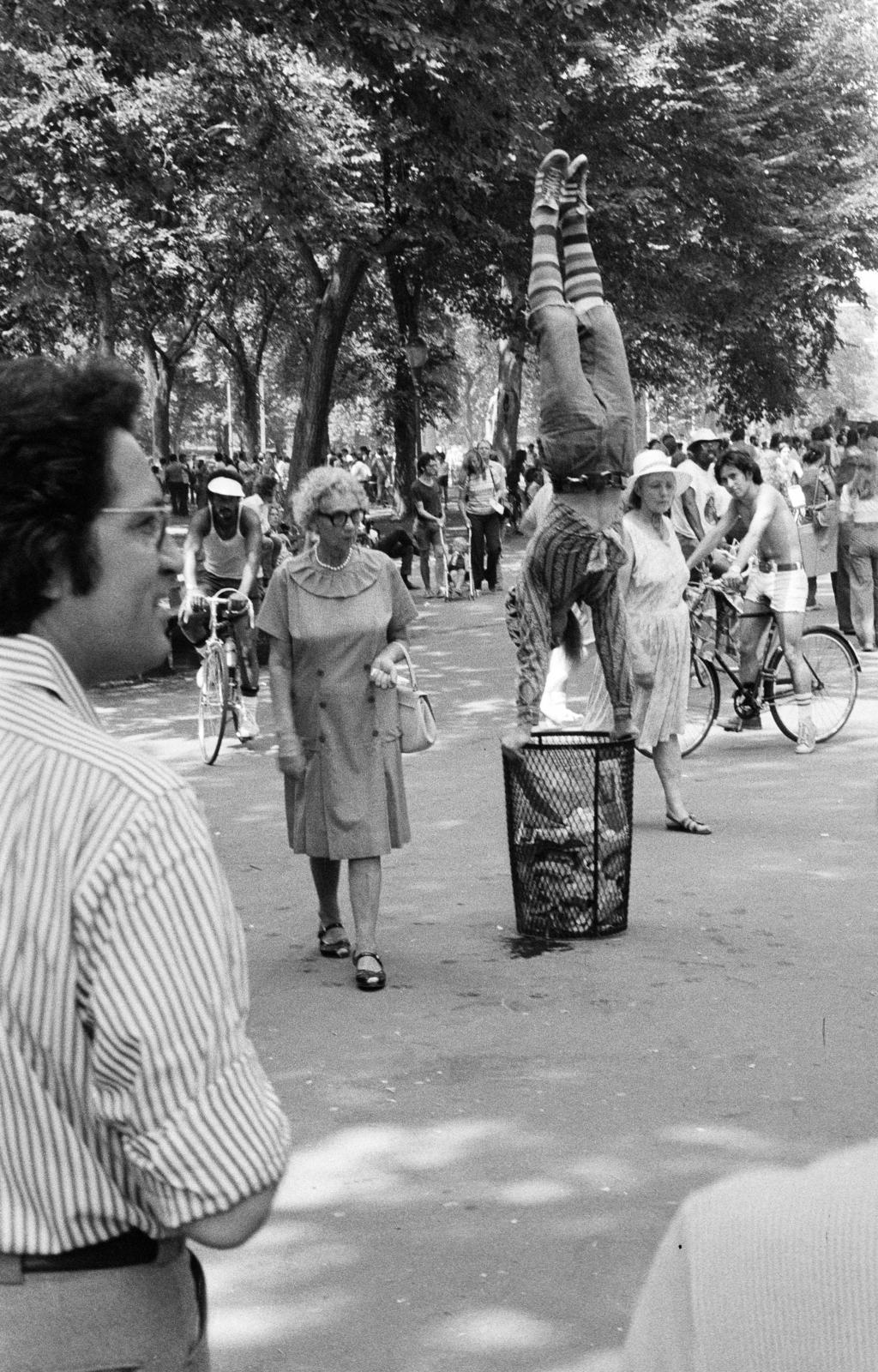 1974, Bencseky Mátyás, trash can, handstand, feat, Fortepan #289506