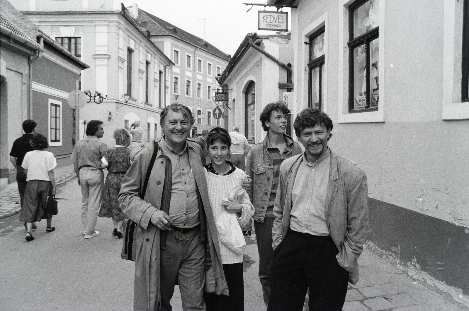 Hungary, Szentendre, Fő (Marx) tér a Rákóczi Ferenc utca felé, balra a Városház tér. Előtérben balra Jeli Ferenc dramaturg, festő, filmrendező, író, jobbra Hajdú László festőművész., 1988, Bencseky Mátyás, celebrity, Fortepan #289509
