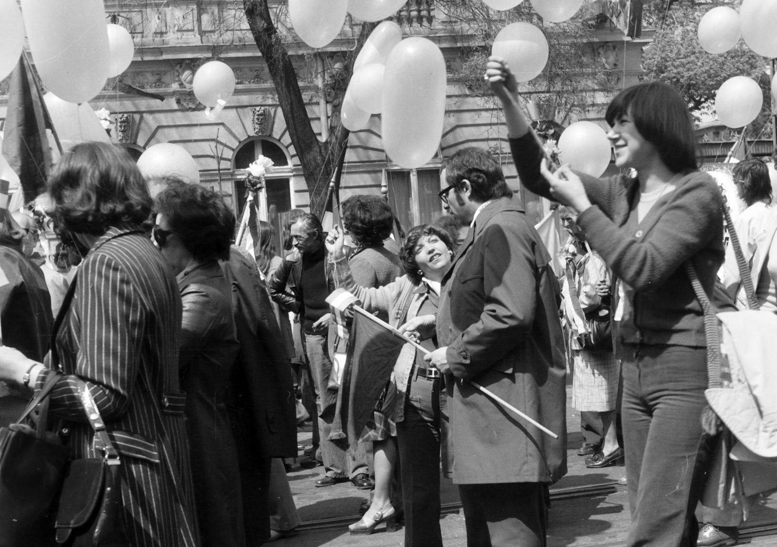 1973, Bencseky Mátyás, léggömb, felvonulás, Fortepan #289536