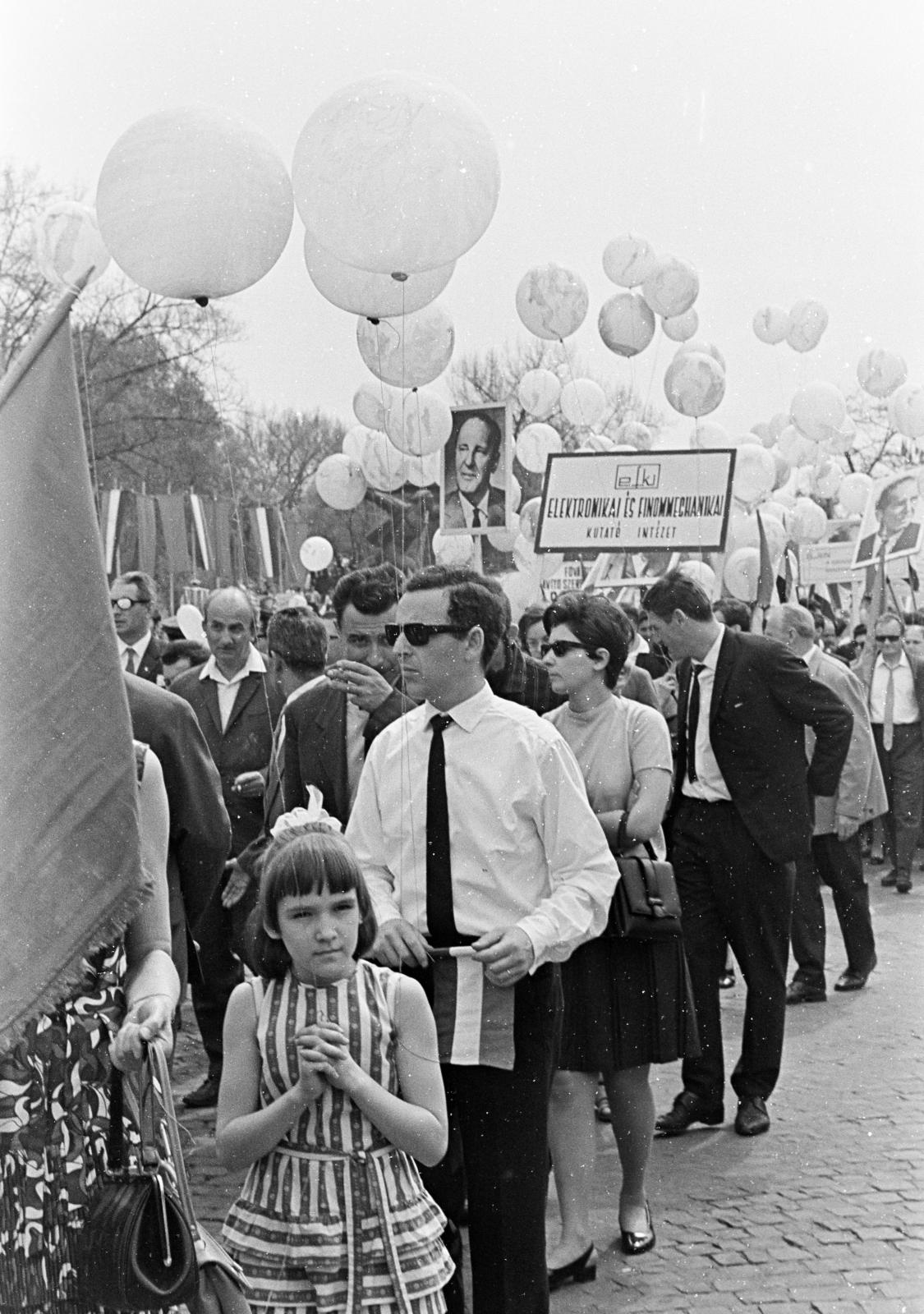 1965, Bencseky Mátyás, shades, personality cult, János Kádár-portrayal, march, banner, baloon, Fortepan #289567