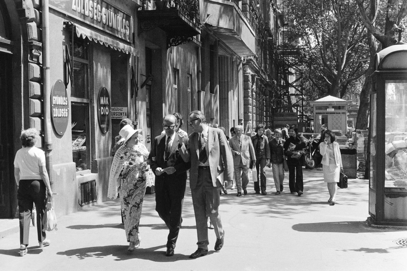 Magyarország, Budapest VI., Nagymező utca, a felvétel az 5-ös számú ház előtt készült., 1982, Bencseky Mátyás, Budapest, járókelő, Fortepan #289580