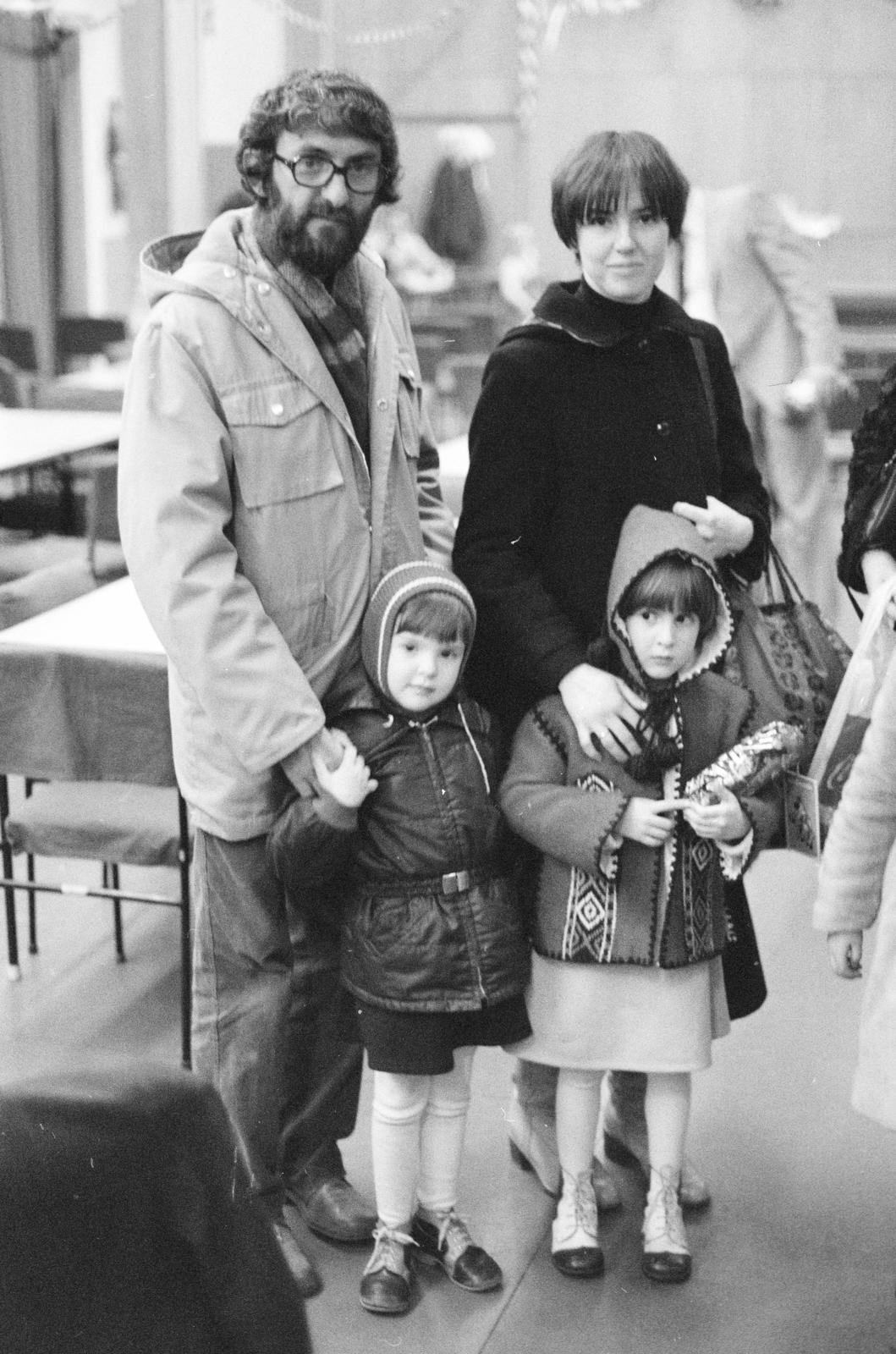 Hungary, Budapest II., Herman Ottó utca 15., vállalati Mikulás ünnepség a KÉKI-ben (Központi Élelmiszeripari Kutatóintézet)., 1981, Bencseky Mátyás, Budapest, winter coat, family, Fortepan #289586